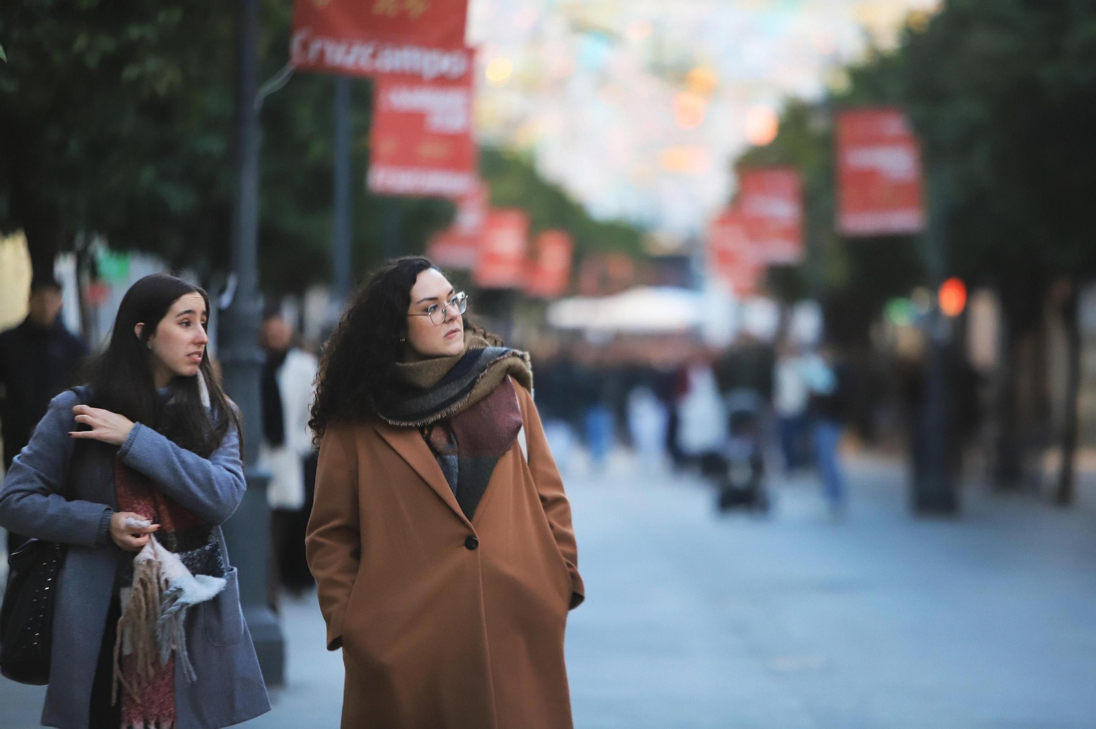 Dos chicas caminan abrigadas por la calle Larga de Jerez.