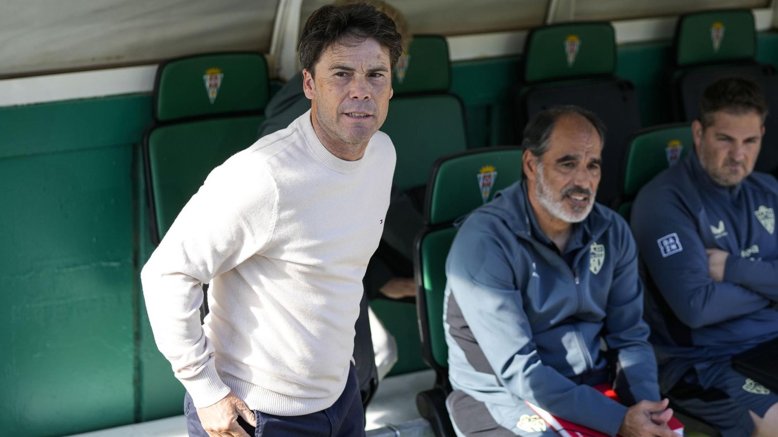 Rubi, en el banquillo del Nuevo Arcángel junto a su segundo, Jaume Torra