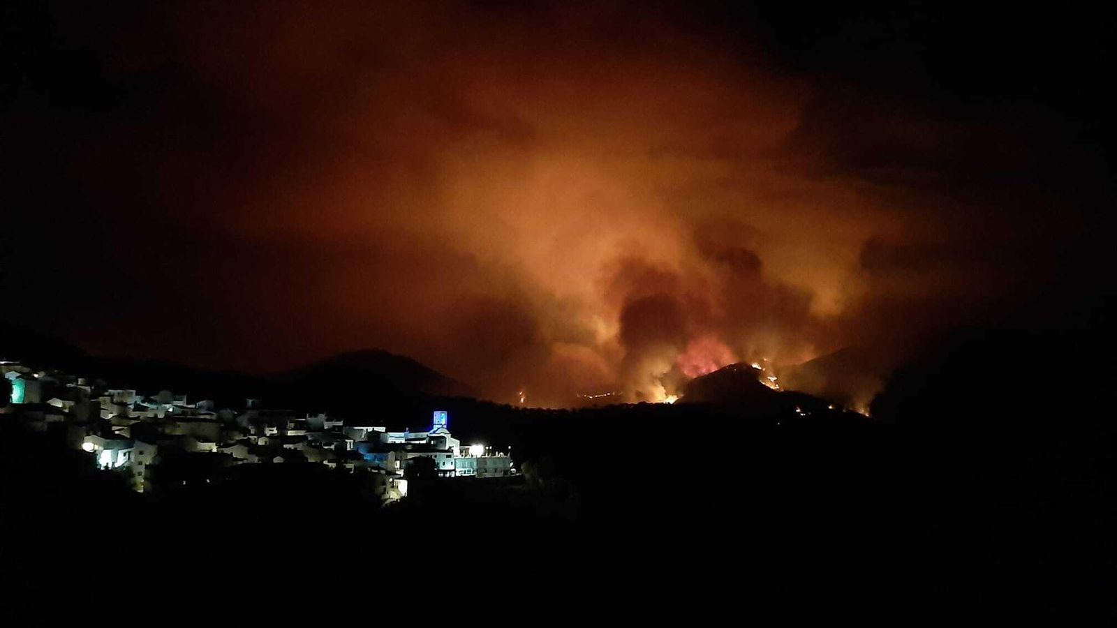 Imagen del incendio, esta noche. Imagen del incendio, esta noche.