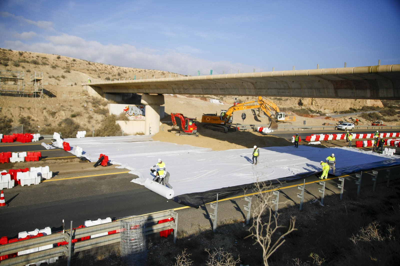 Imágenes del corte total en la A-7 de Almería