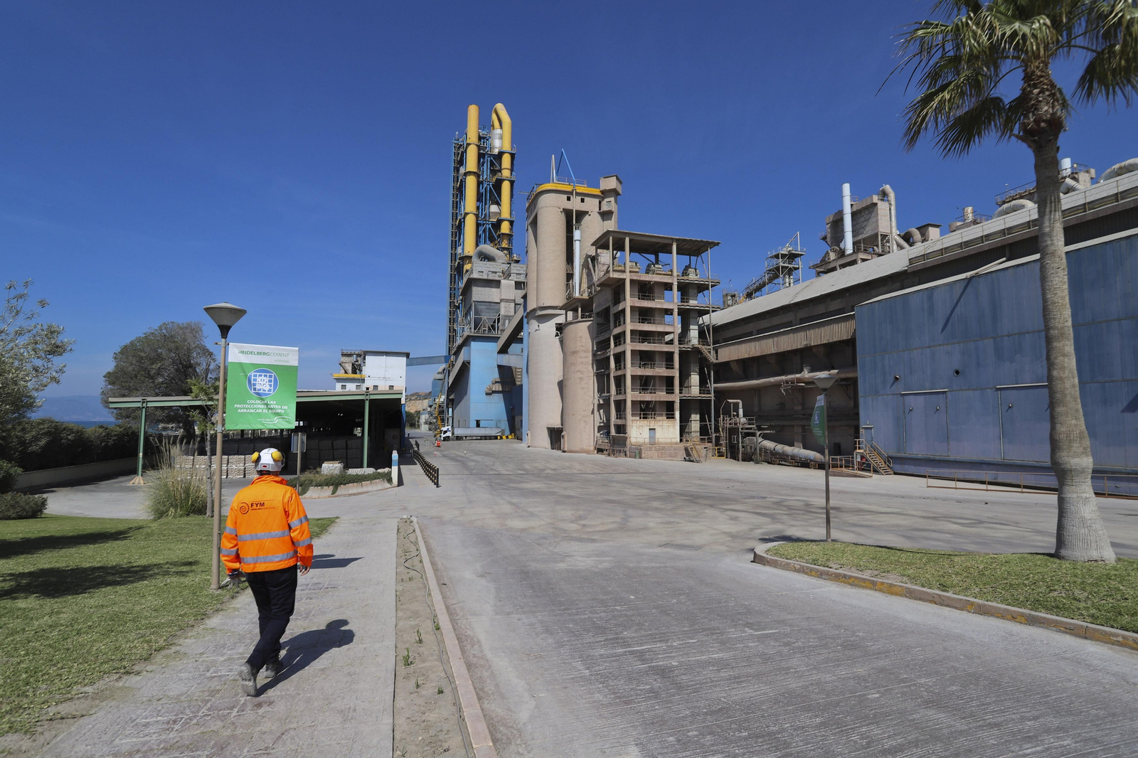 Una vista de la fábrica de cemento de La Araña.