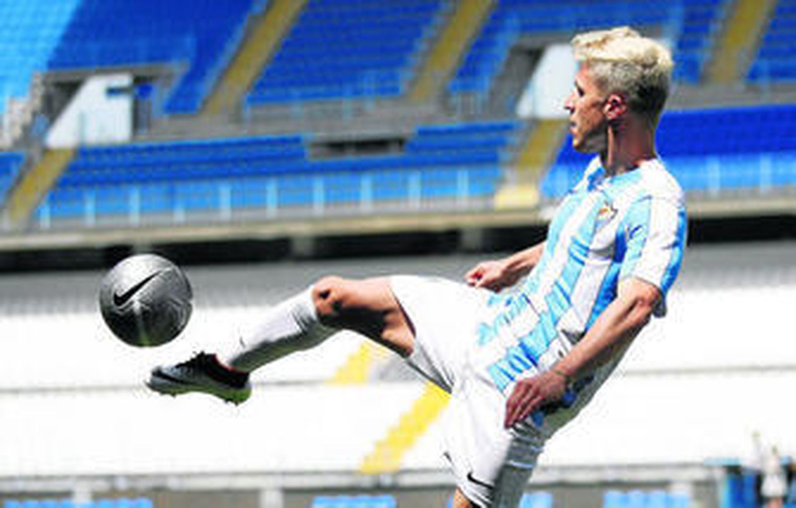 Keko golpea un balón en su presentación.