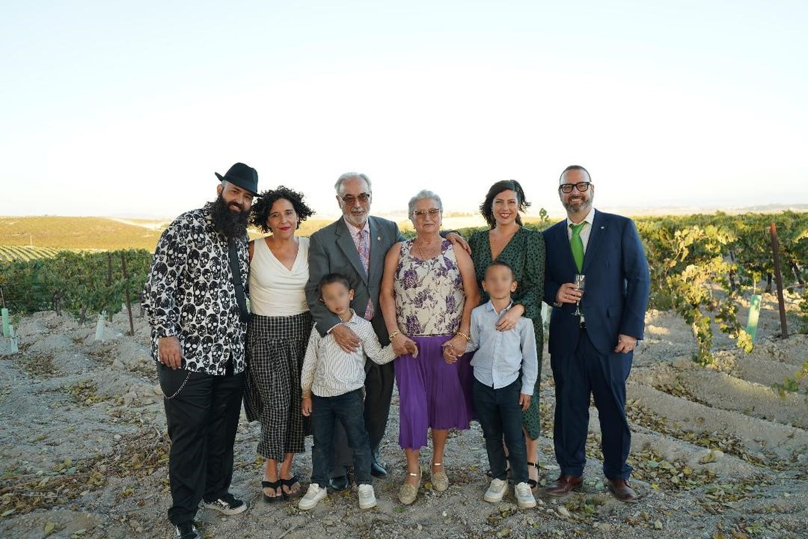 El matrimonio formado por José Sánchez Rosa y Pepi Sánchez Rodríguez, durante la celebración de las bodas de oro, con Sergio Sánchez, Conchi Fernández-Sanz, Ada Salas y Macos Sánchez.