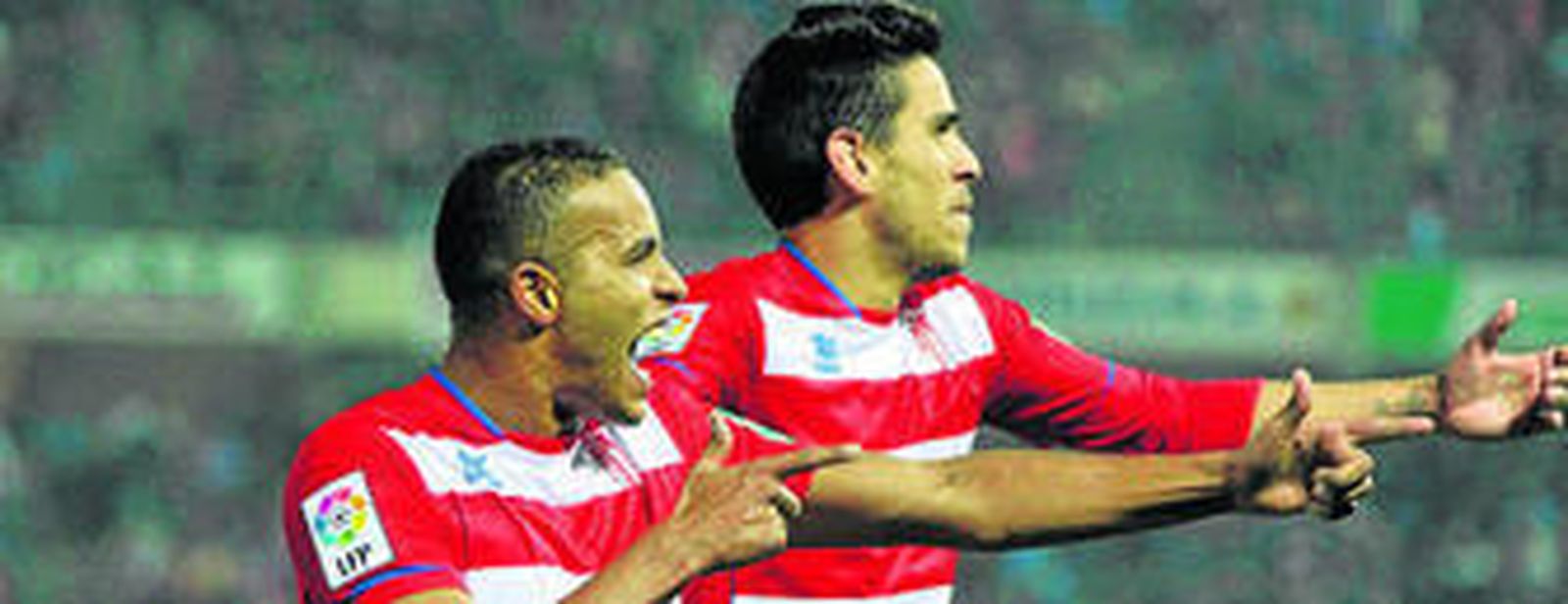 El Arabi y Recio celebran uno de los goles marcados por el Granada en el encuentro del viernes ante el Valladolid.