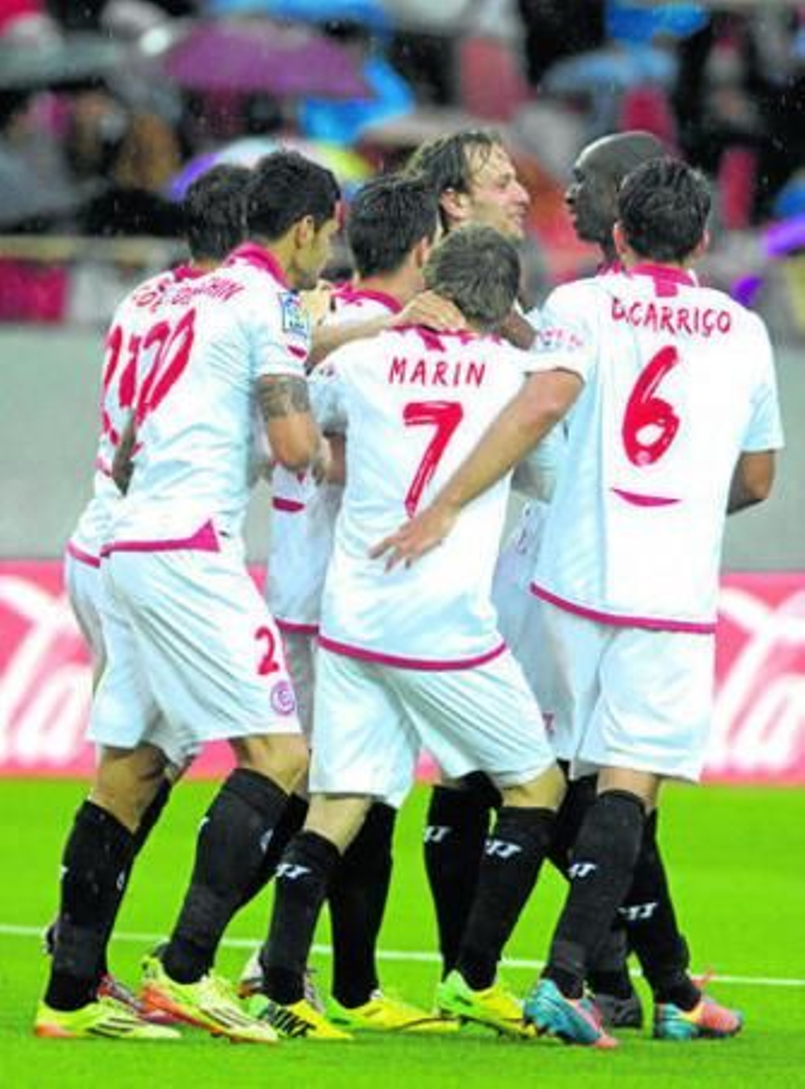 Los jugadores del Sevilla, durante la goleada ante el Granada.