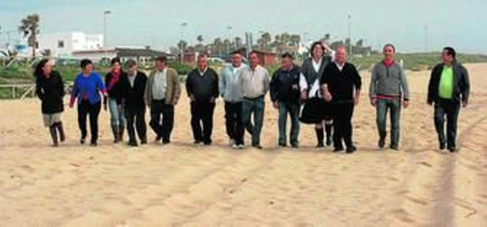 Representantes de asociaciones de vecinos, padres y madres de alumnos, comerciantes y mayores de El Palmar caminan por la playa. Representantes de asociaciones de vecinos, padres y madres de alumnos, comerciantes y mayores de El Palmar caminan por la playa.