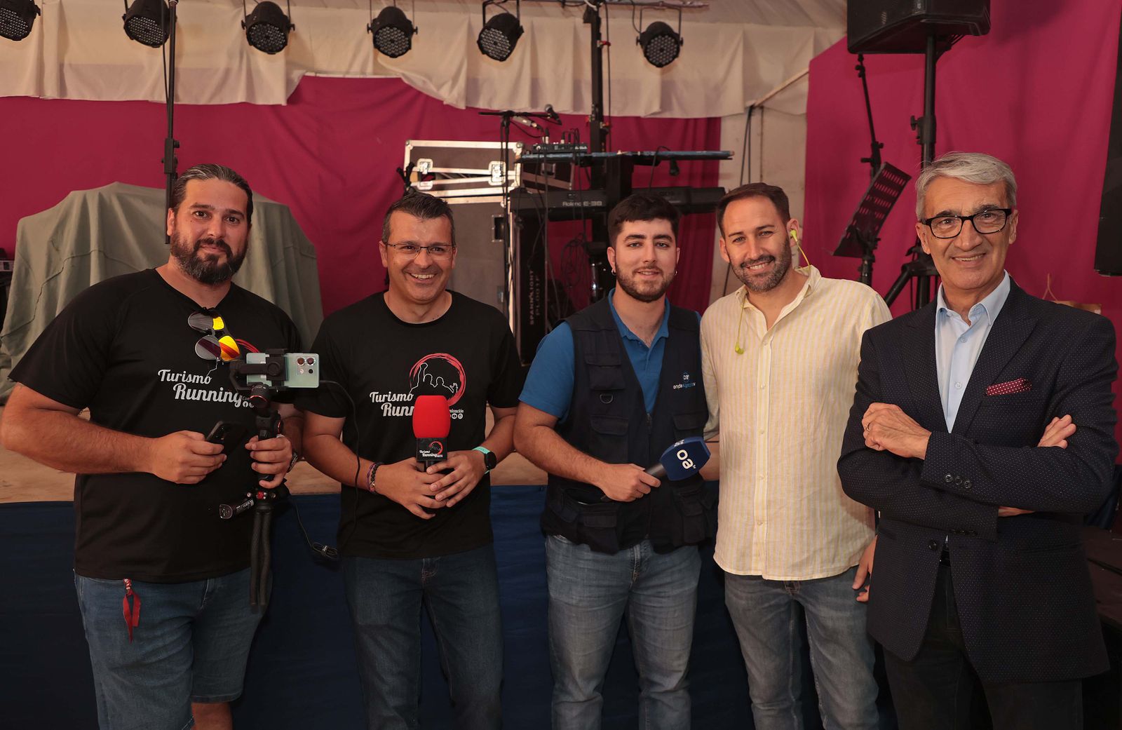 Imágenes de la copa de autoridades y medios de comunicación en la caseta municipal de la Feria Real de Algeciras 2024