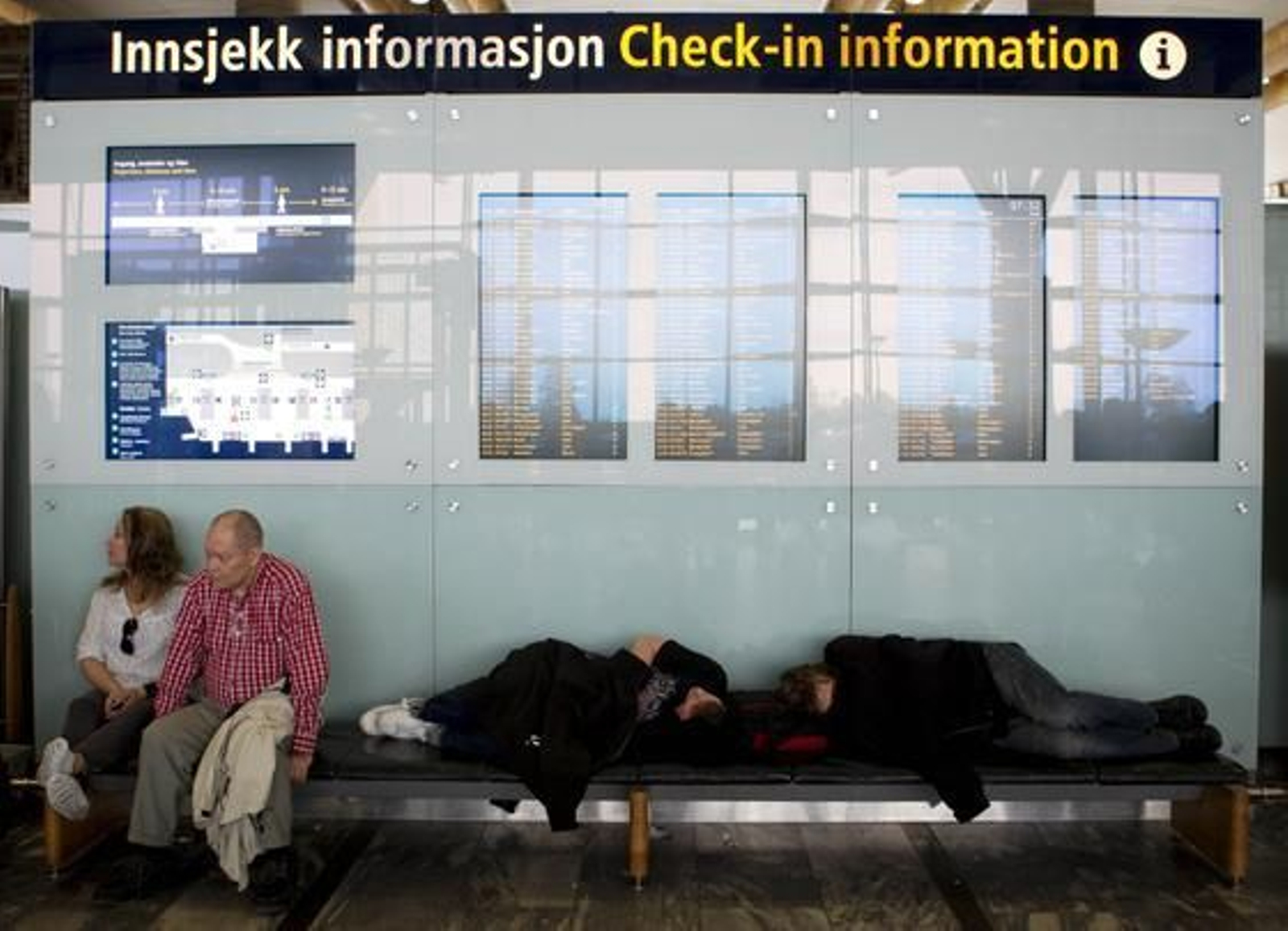 La abundante ceniza expulsada por el volcán ha obligado a reordenar el tráfico aéreo del norte de Europa. 

Foto: Agencias