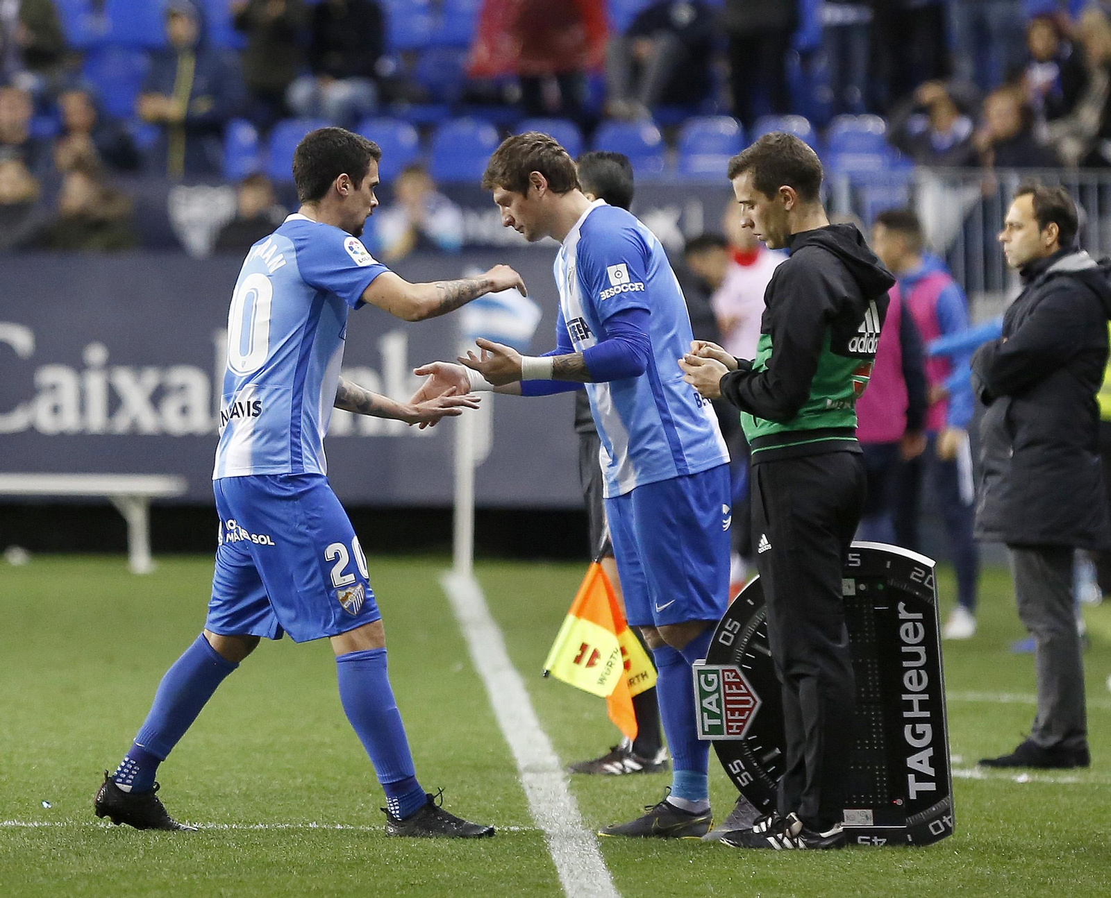 Sustitución de jugadores en un partido de LaLiga SmartBank.