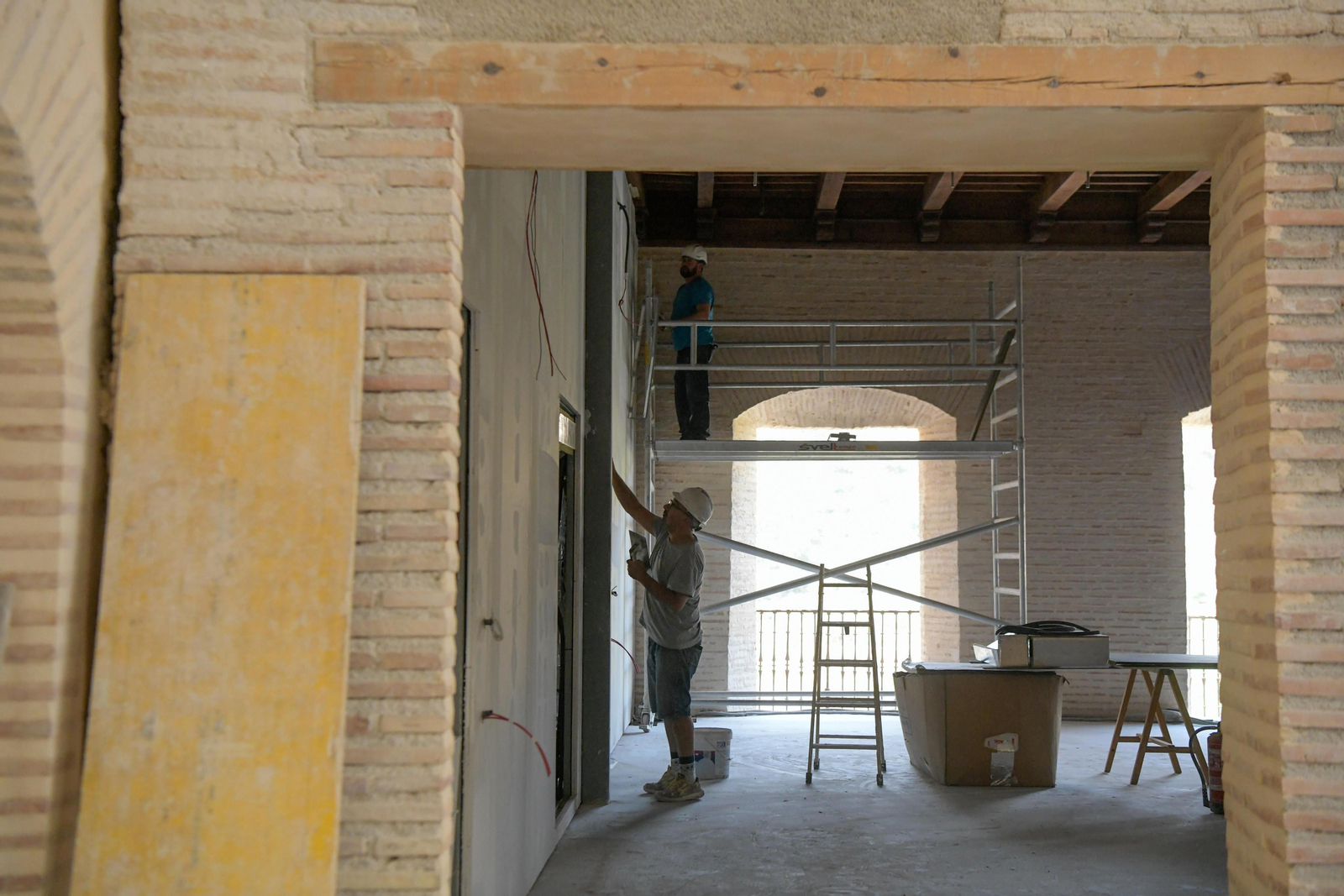 Dos operarios realizan reformas en el interior de una vivienda. Dos operarios realizan reformas en el interior de una vivienda.