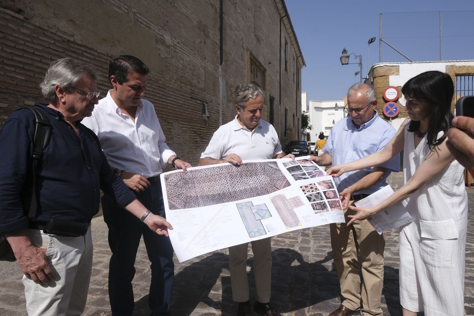 Bellido y Fuentes, junto a los redactores del proyecto.