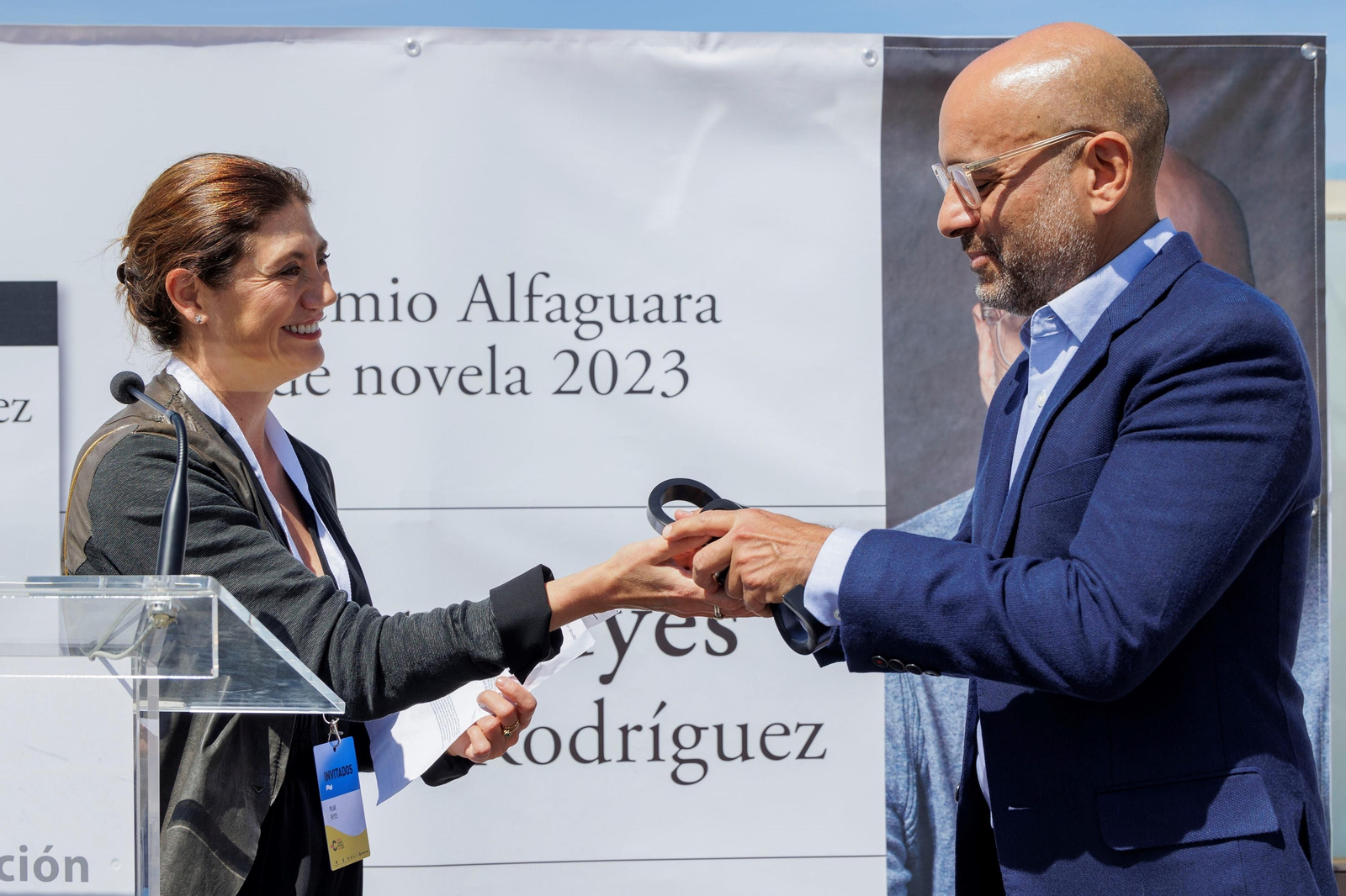 Pilar Reyes, directora editorial de Alfaguara, entrega el premio a Gustavo Rodríguez.