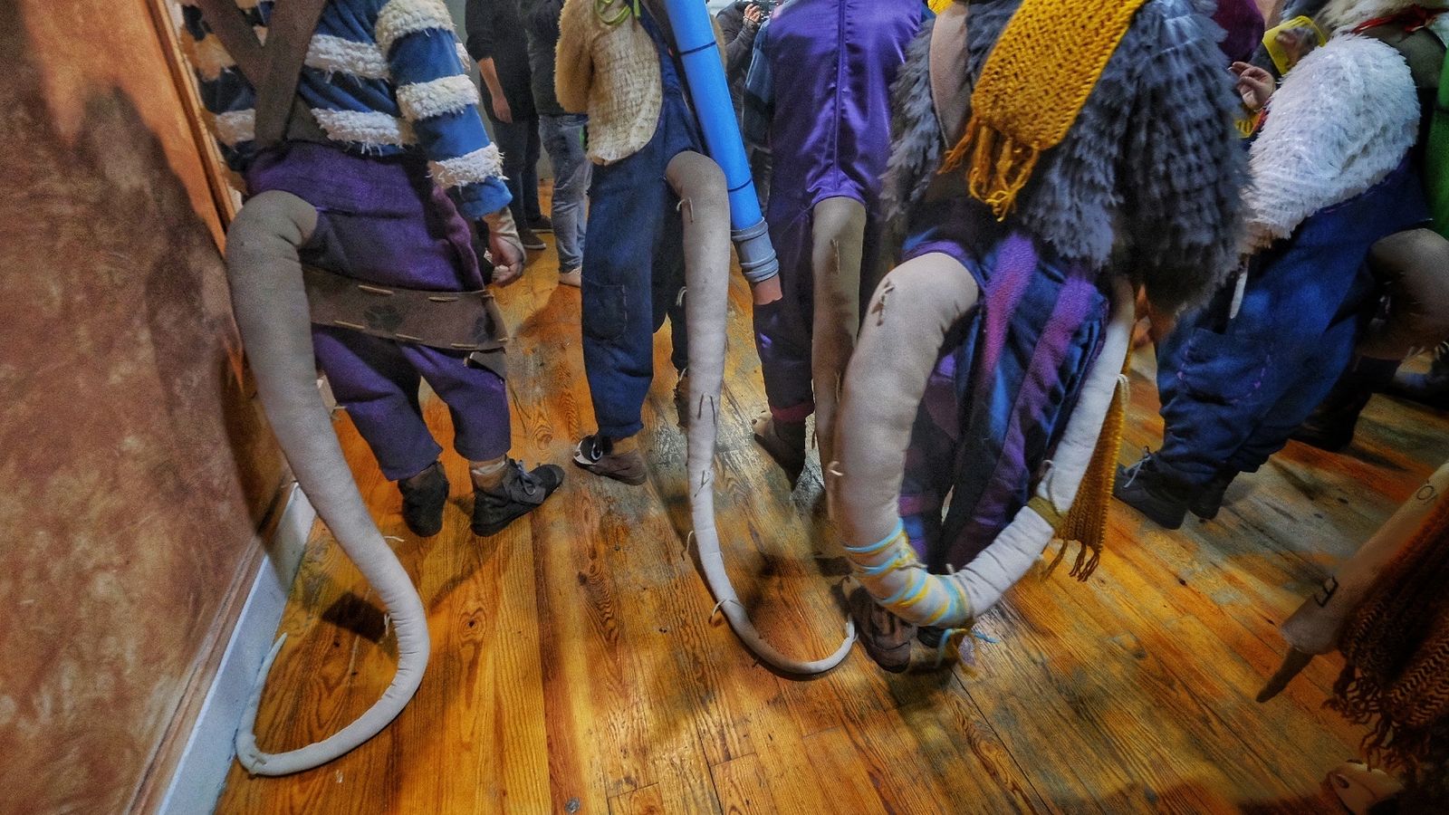 Componentes de ‘Los listos’ en los camerinos del Falla.