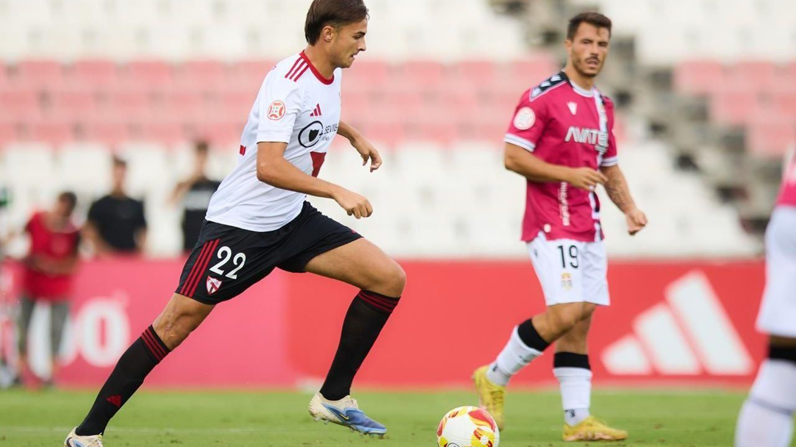 Lulo Da Silva conduce el balón en el encuentro de esta tarde contra el Cartagena.
