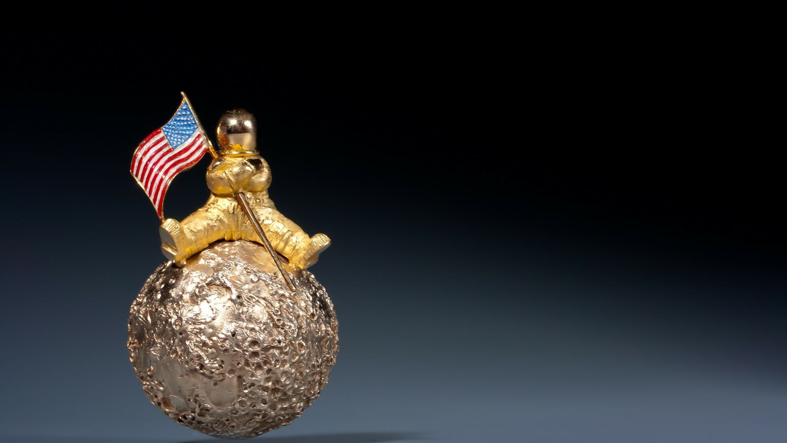 Broche conmemorativo de la llegada del hombre a la luna.