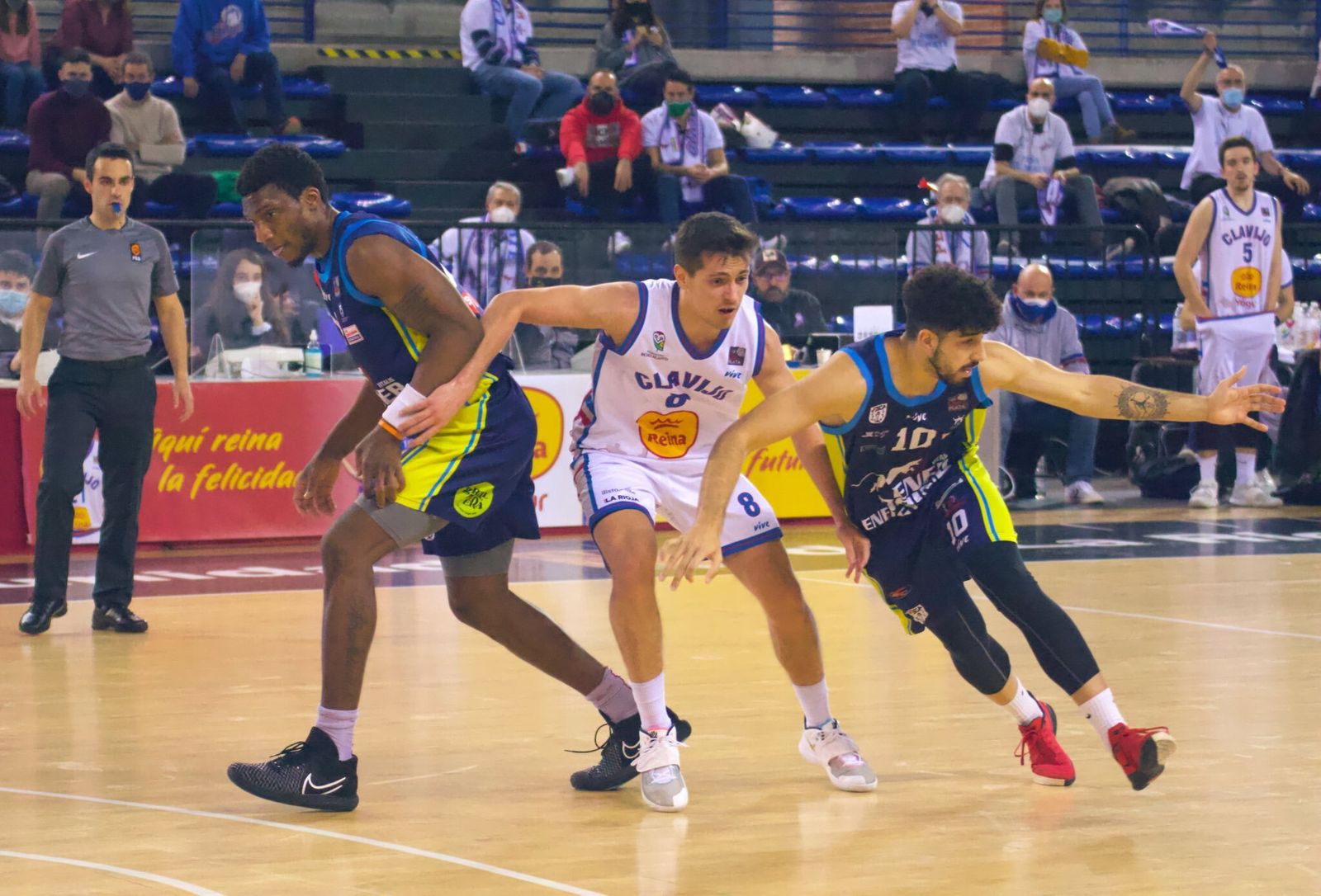 Juanmi López pelea el balón en el Clavijo-Udea.