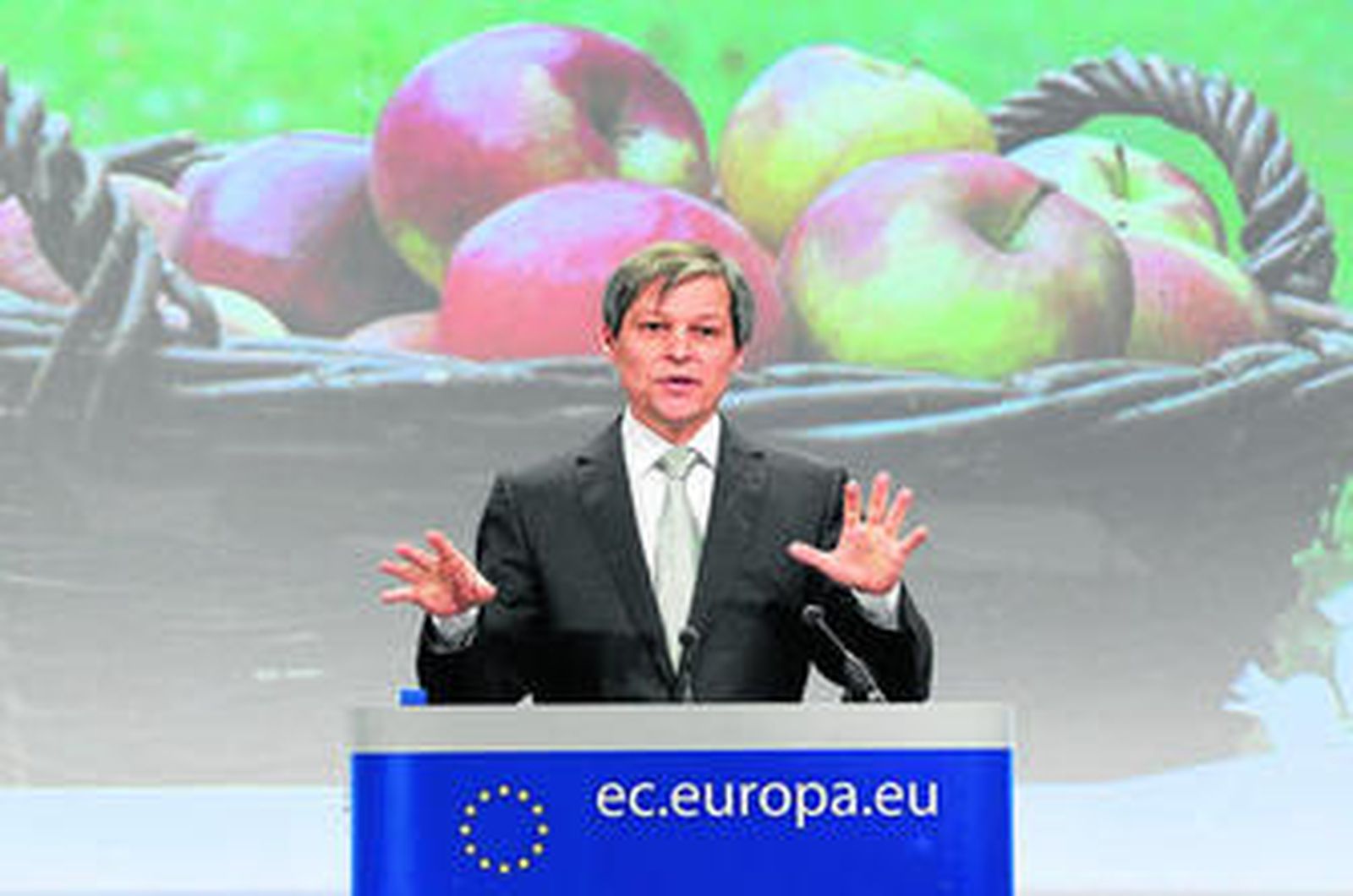 El comisario de Agricultura, el rumano Dacian Solos, ayer en Bruselas en una comparecencia de prensa.