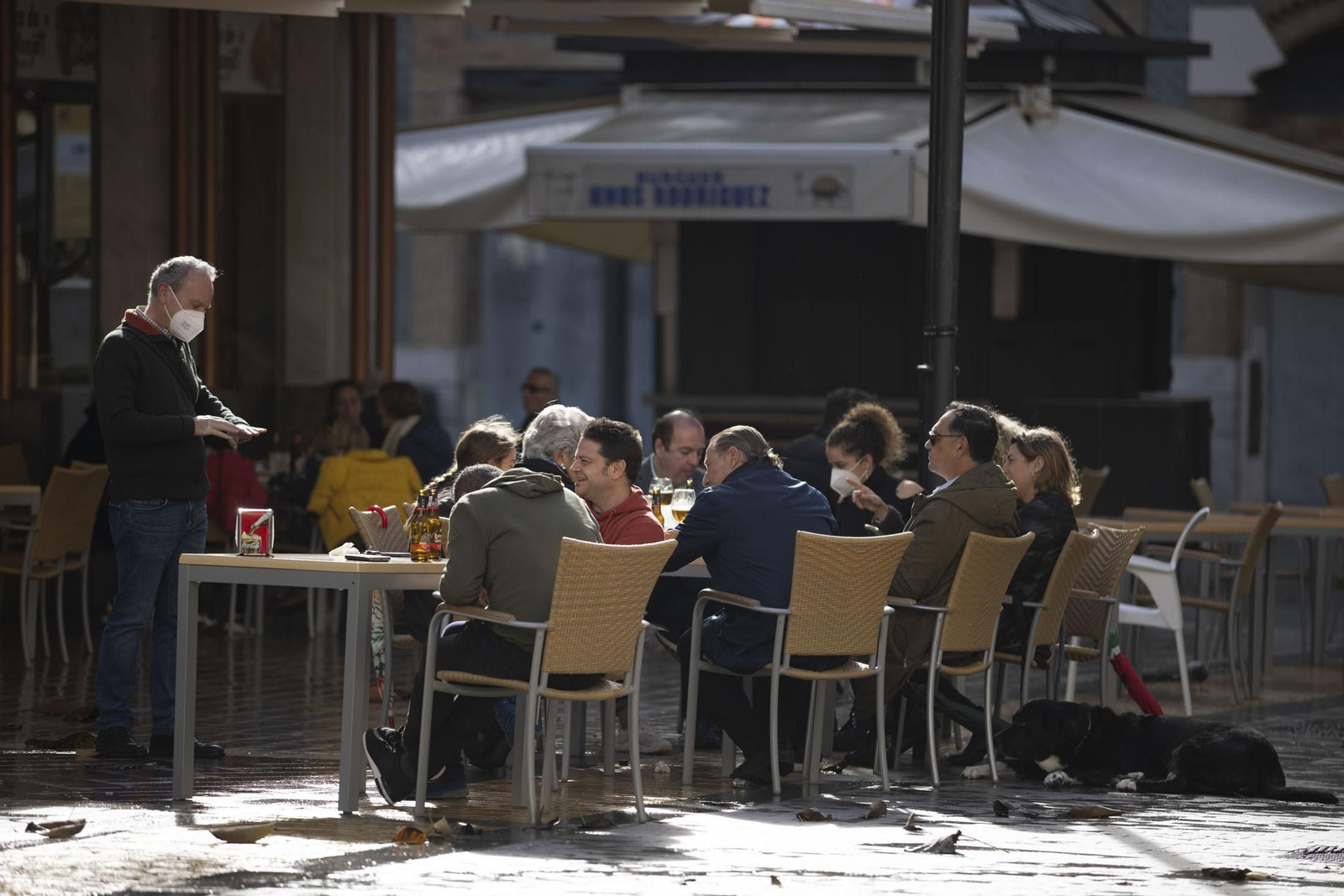 Ambiente en un negocio de hostelería en la capital onubense durante el mediodía de ayer.