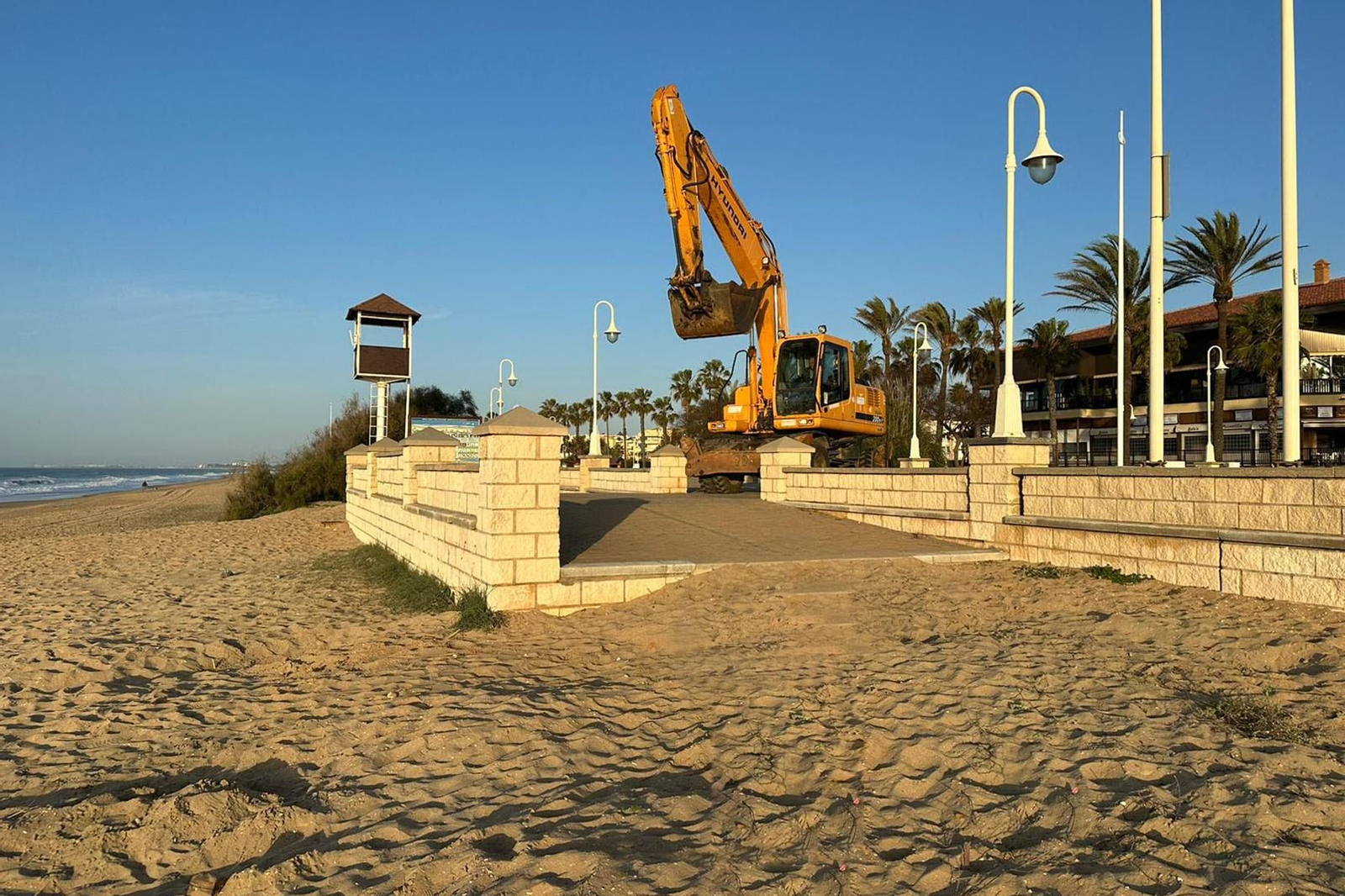 Obras de remodelación del acceso central a la playa.