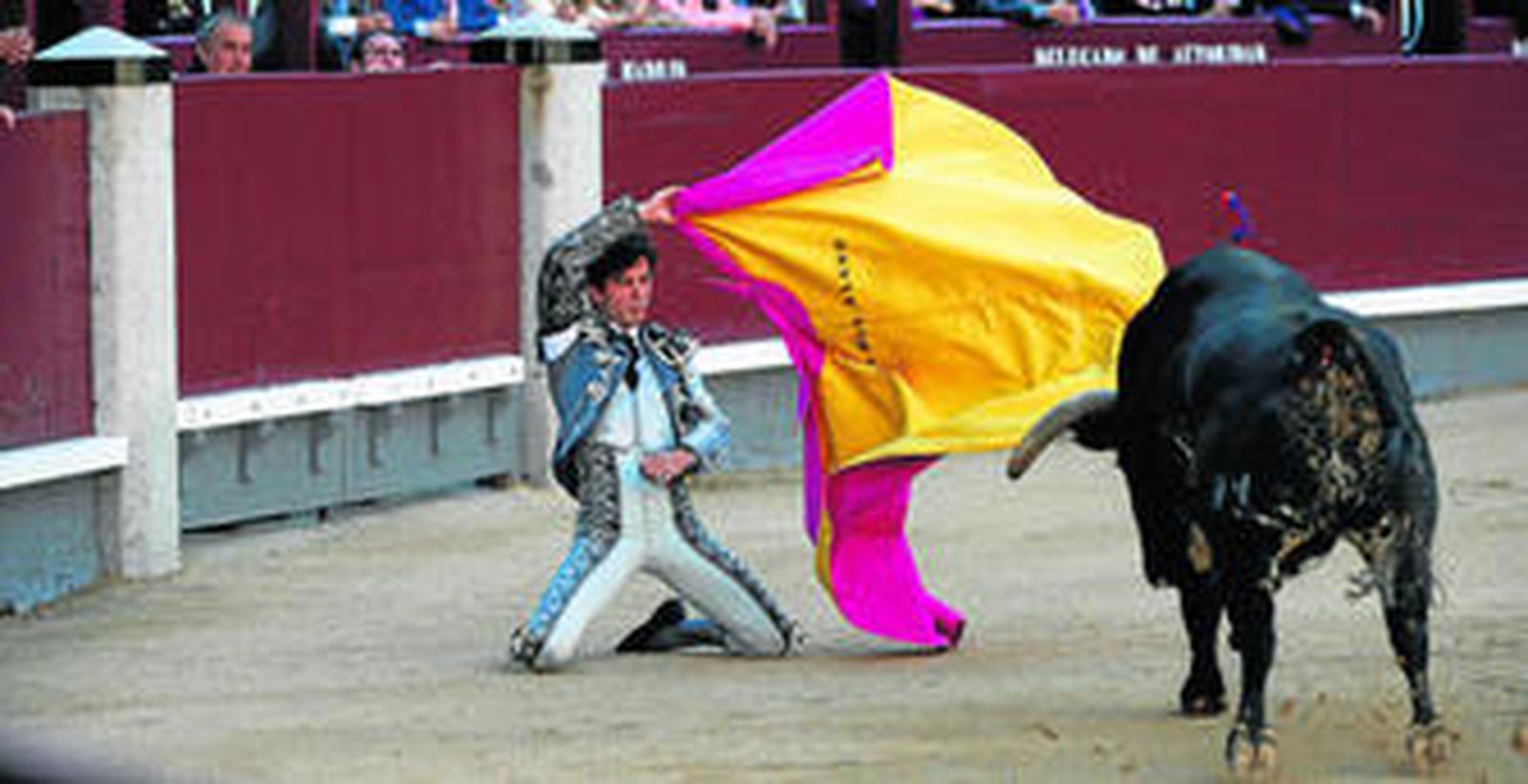 Juan del Álamo parando a su primer toro, el mejor del debut venteño como ganadero de Joselito en Madrid, ayer en la goyesca de la fiesta del 2 de Mayo.