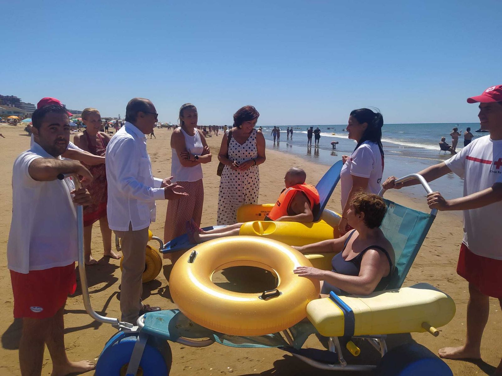 Representantes de Cruz Roja y ayuntamientos de Huelva y Punta con usuarios del programa