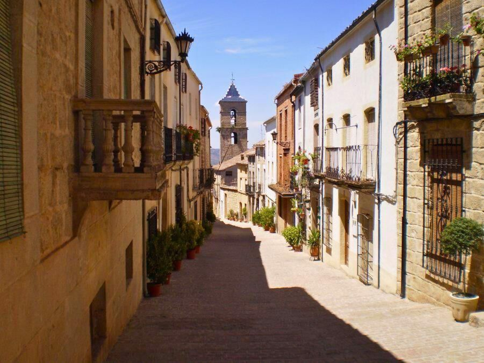 Las calles de Castellar, uno de los pueblos desconocidos de Jaén, bien merecen una visita.