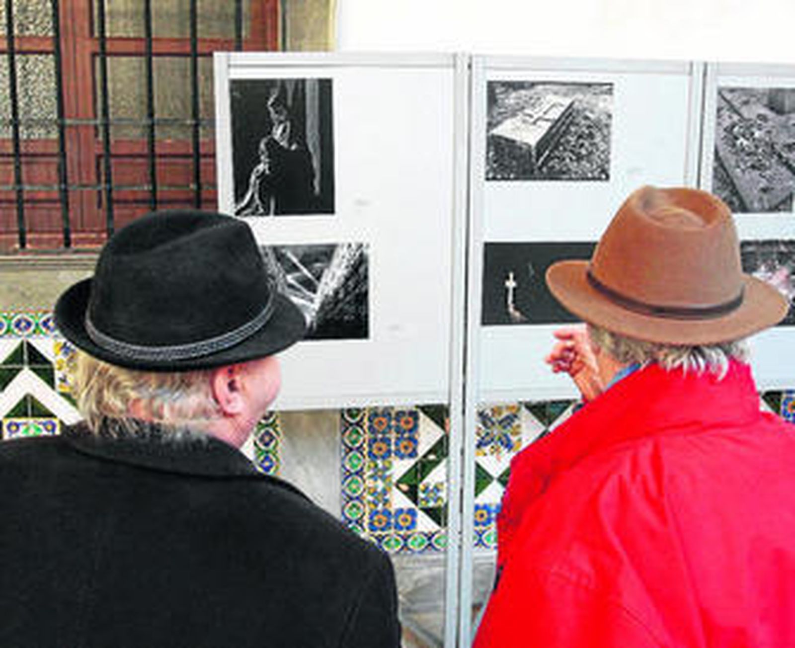 La exposición está compuesta por 37 imágenes del camposanto de San José.