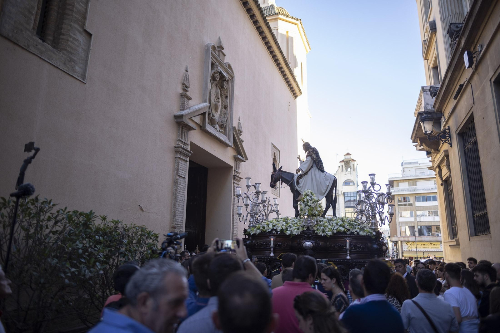 Imágenes de la salida extraordinaria de La Borriquita por las calles de Huelva
