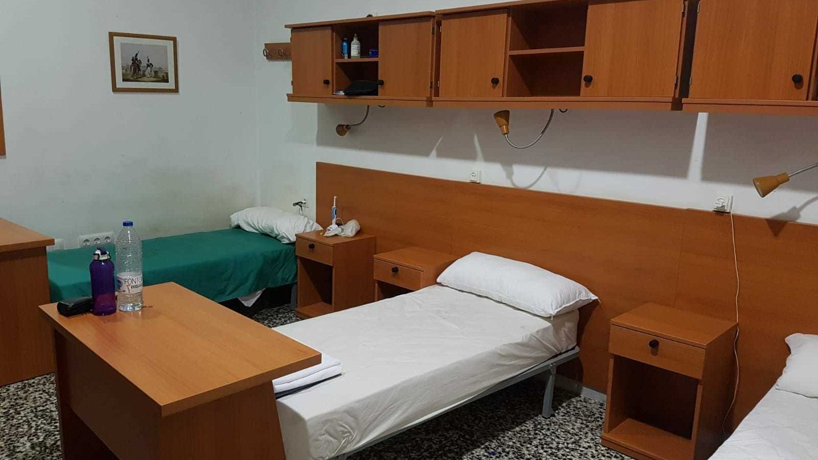 Una de las habitaciones de tres personas en el cuartel del Bruch.