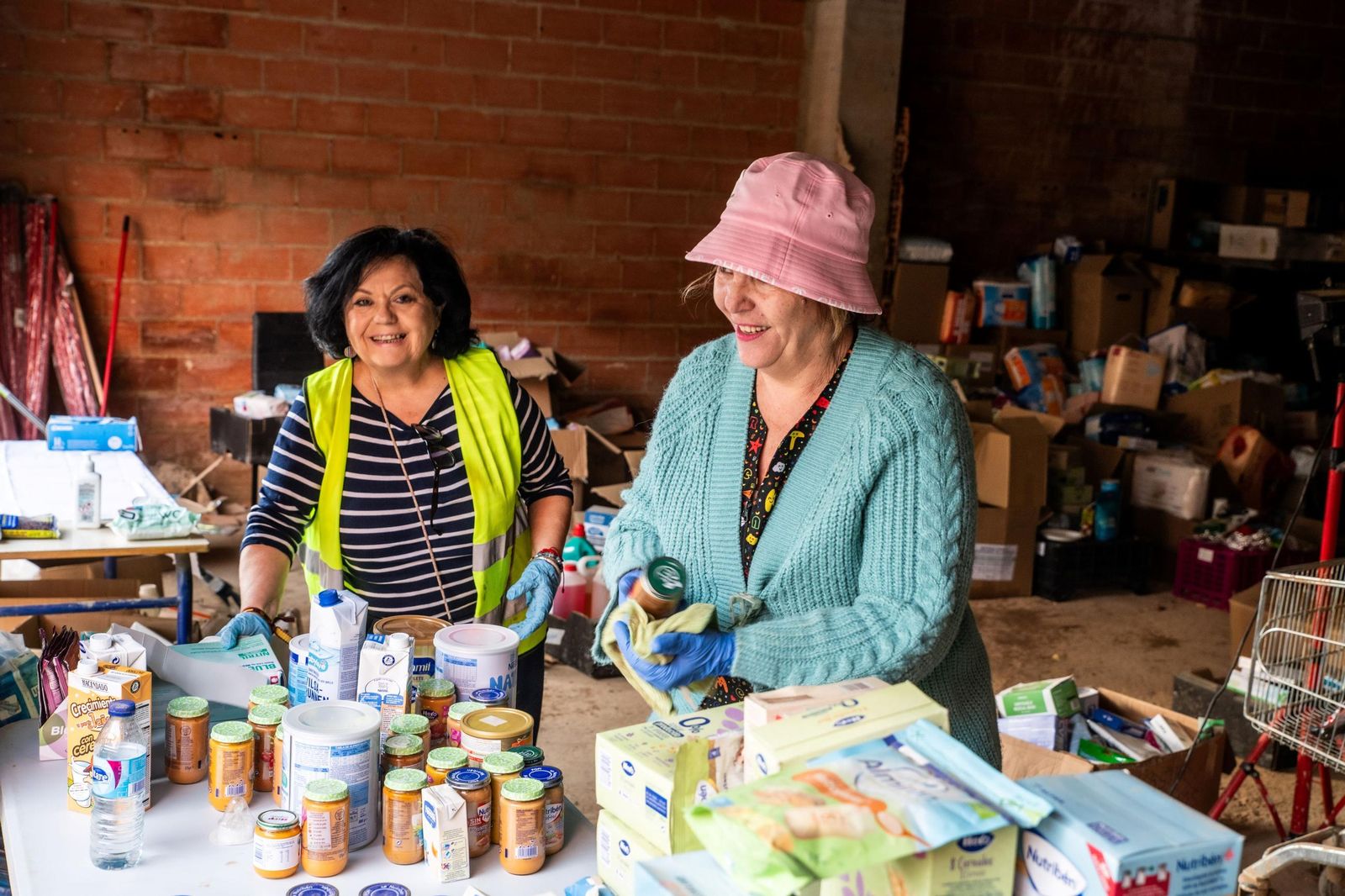 Jovanina y Pilar voluntarias alimentos en Catarroja.