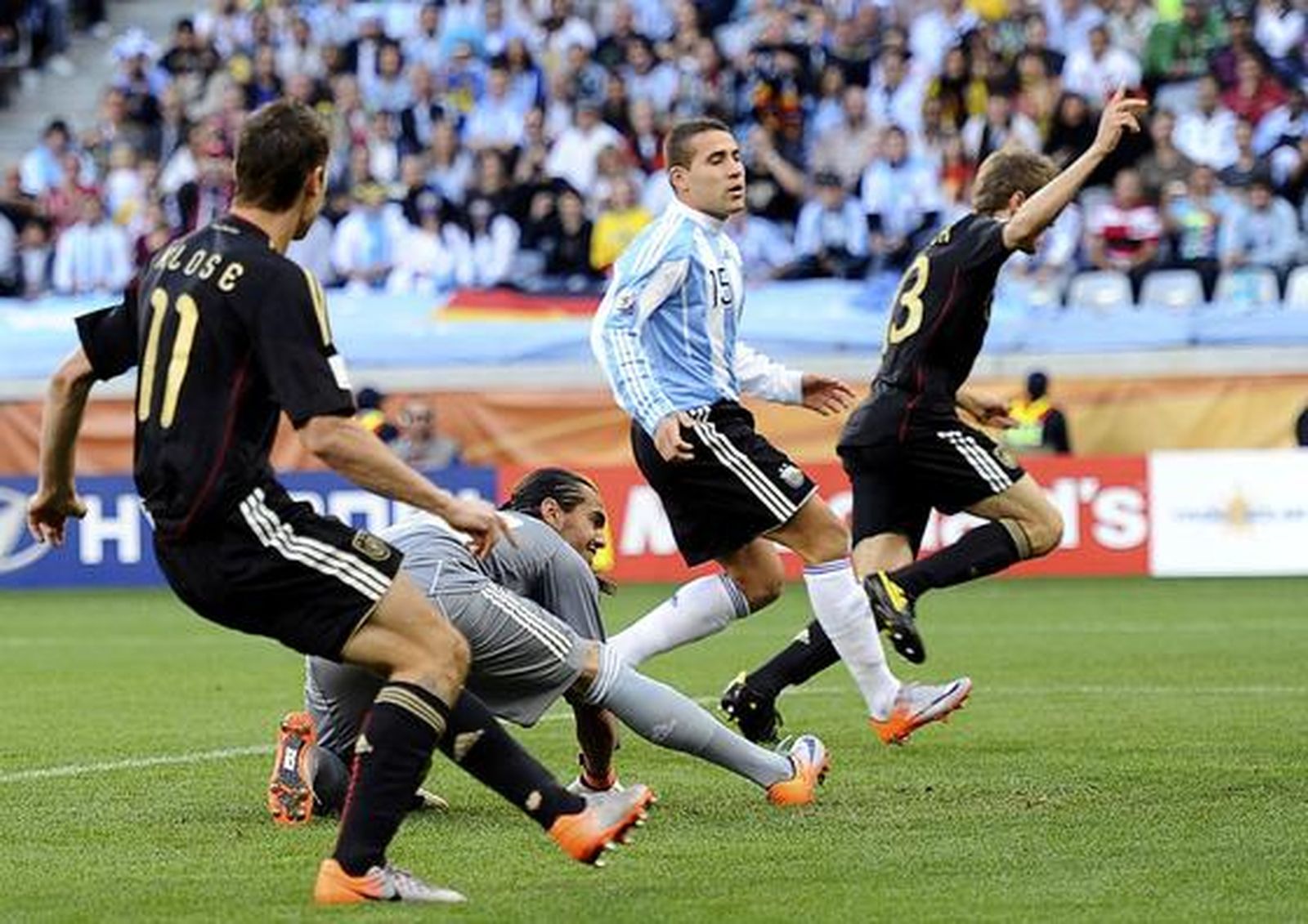 Alemania pone en evidencia a Argetina y obtiene el pase a semifinales. / Reuters