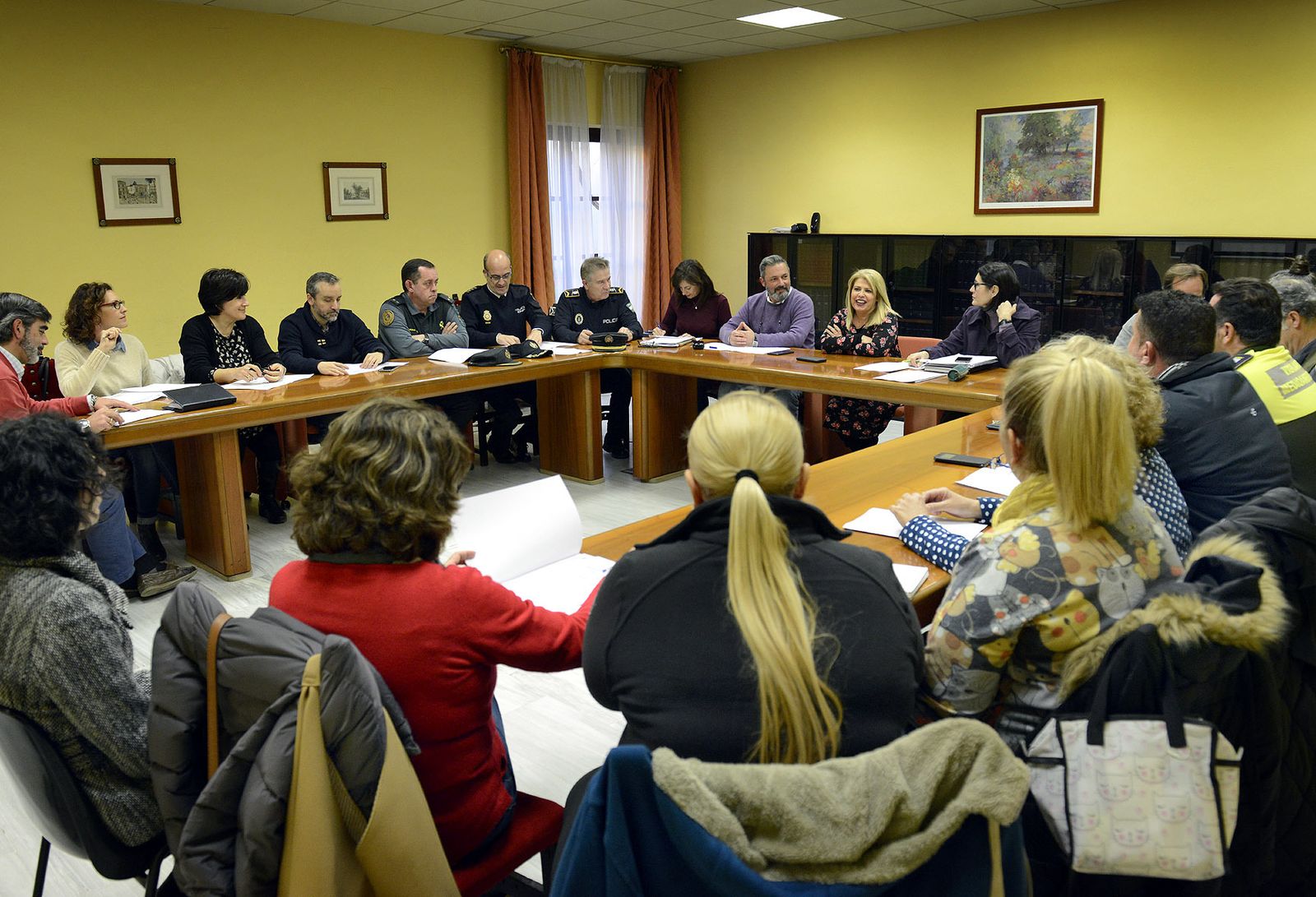 Concurrido aspecto de la Mesa de Bienestar Animal, el martes en el Ayuntamiento.