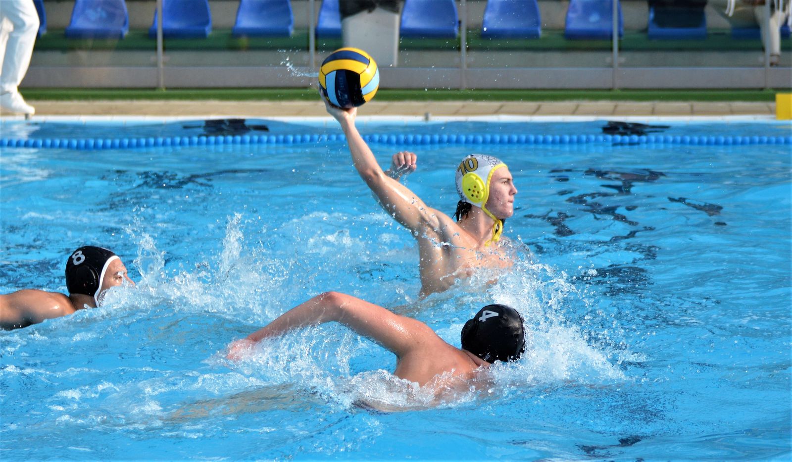Francisco Andújar lanza a la portería en un partido del CW Sevilla.