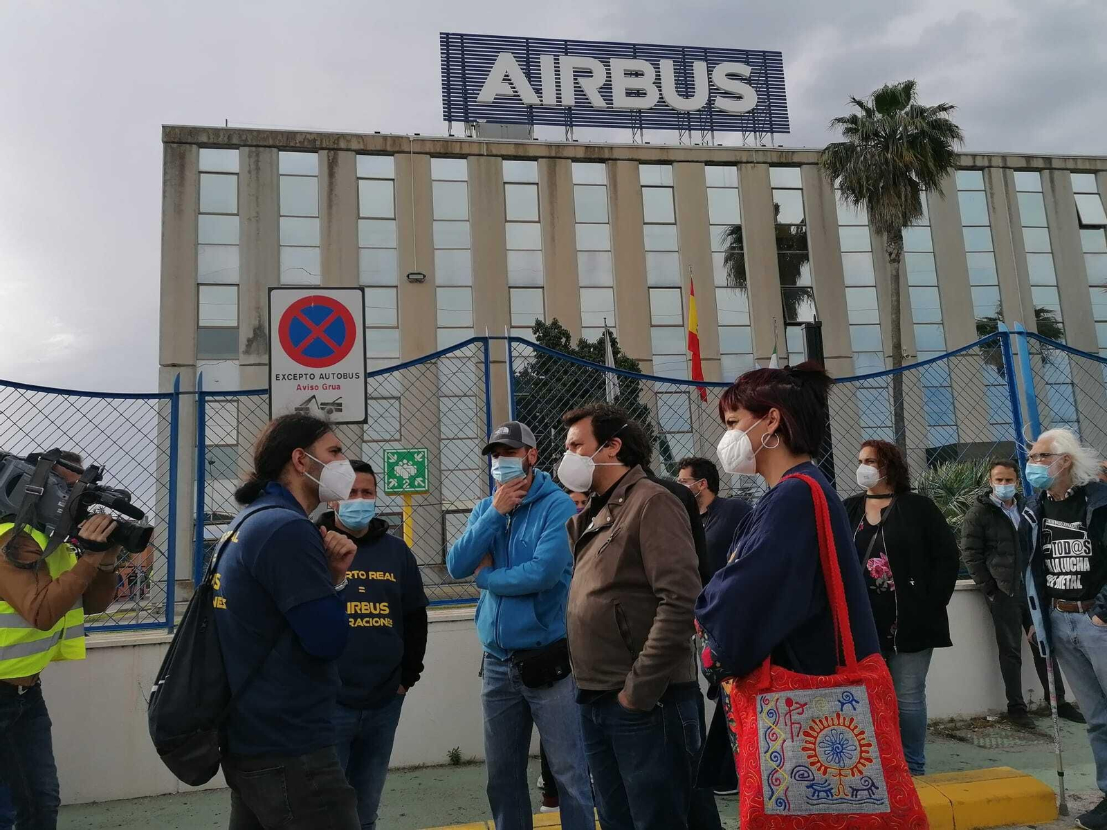 Teresa Rodríguez habla con trabajadores de Airbus durante una concentración