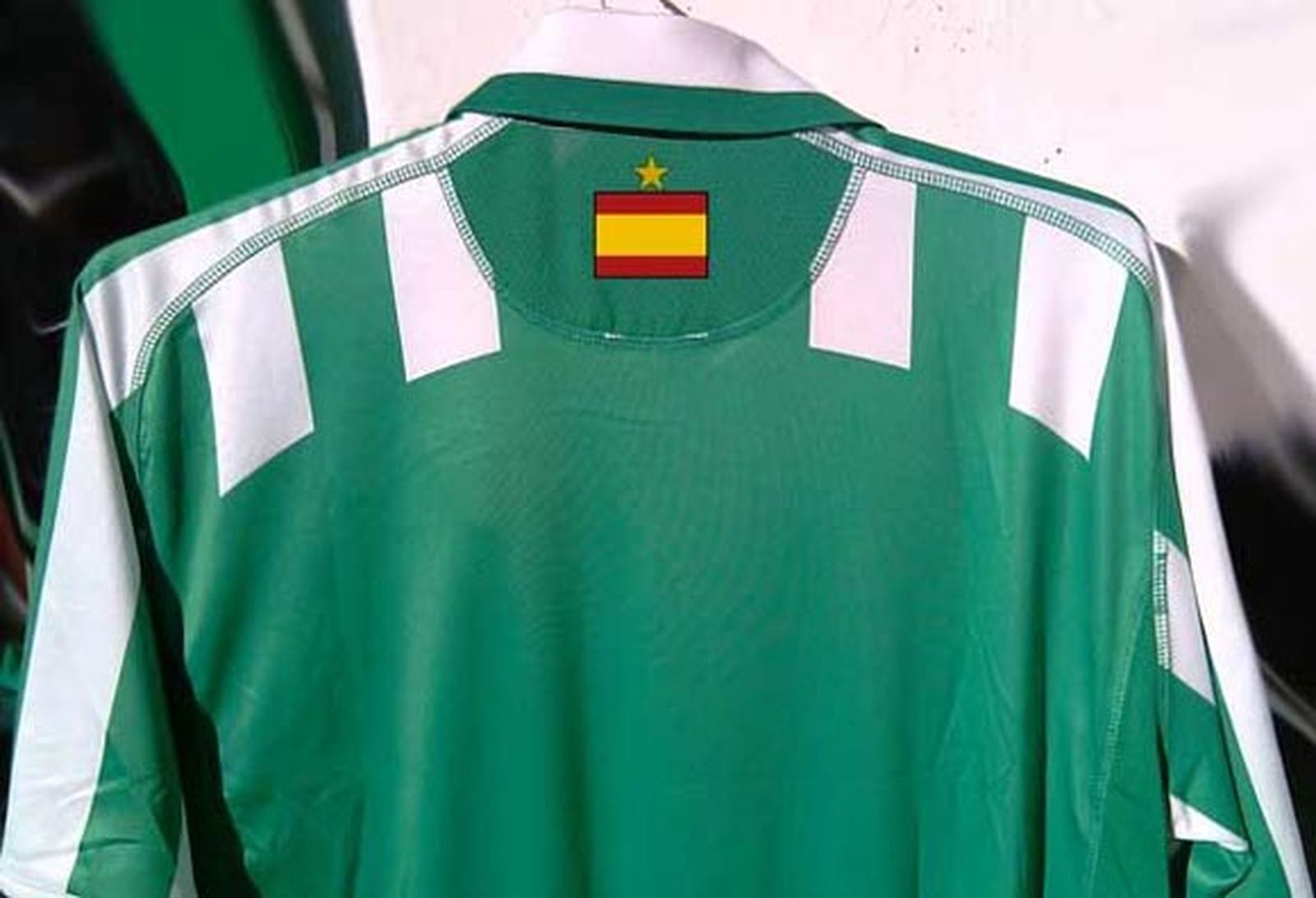 El Betis lucirá una bandera de España en sus camisetas para conmemorar el triunfo en el Mundial
