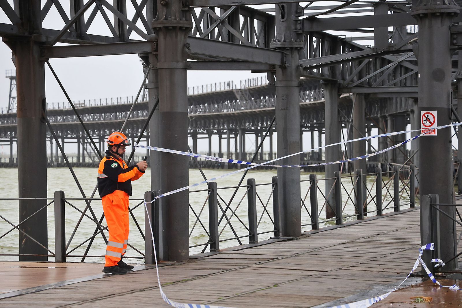 Muelle de carga de la Riotinto con marea alta en la borrasca Leonardo (1)