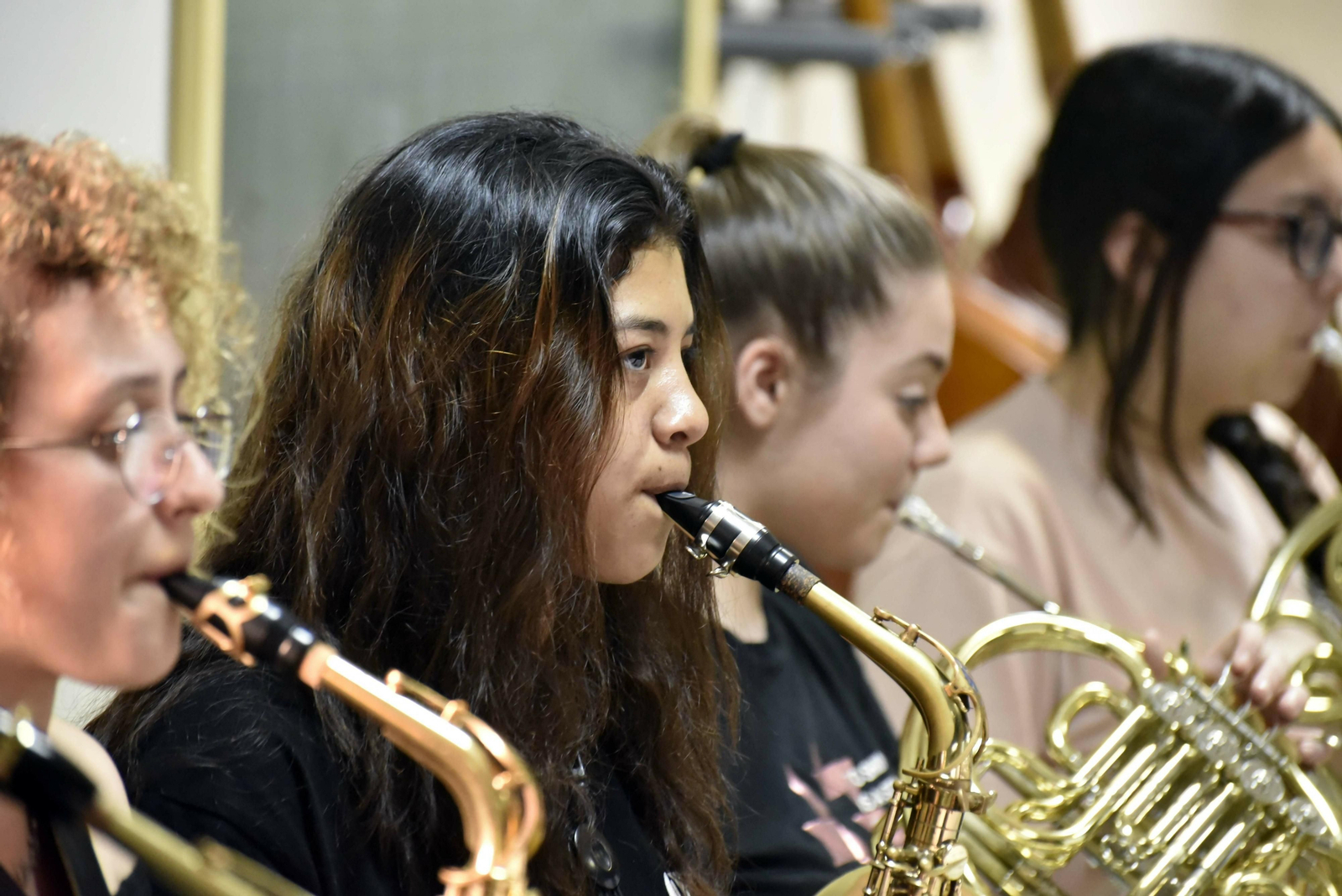 Varios miembros de la orquesta del Muñoz Molleda durante un ensayo.
