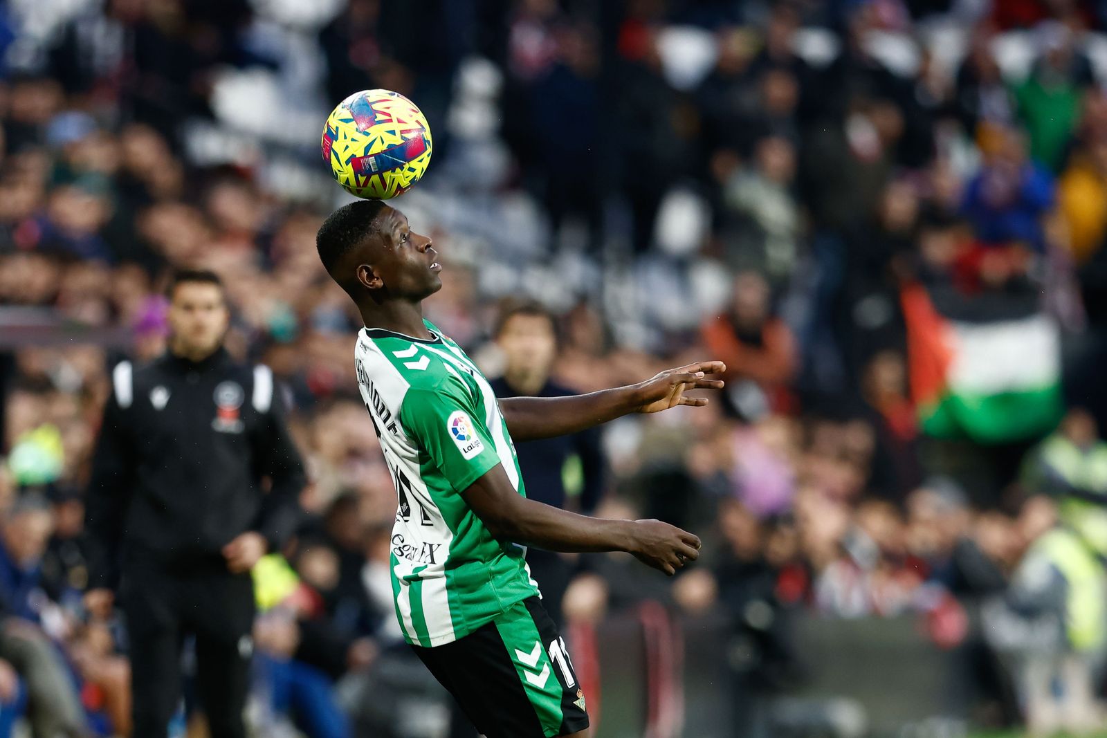 Luiz Henrique controla con habilidad la pelota en la banda de Vallecas.