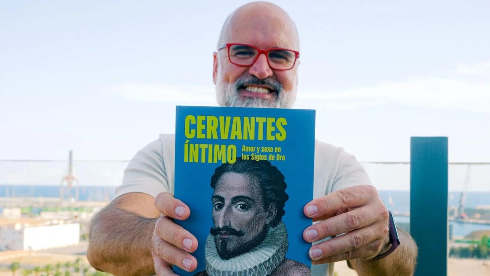 José Manuel Lucía junto al libro 'Cervantes íntimo'.