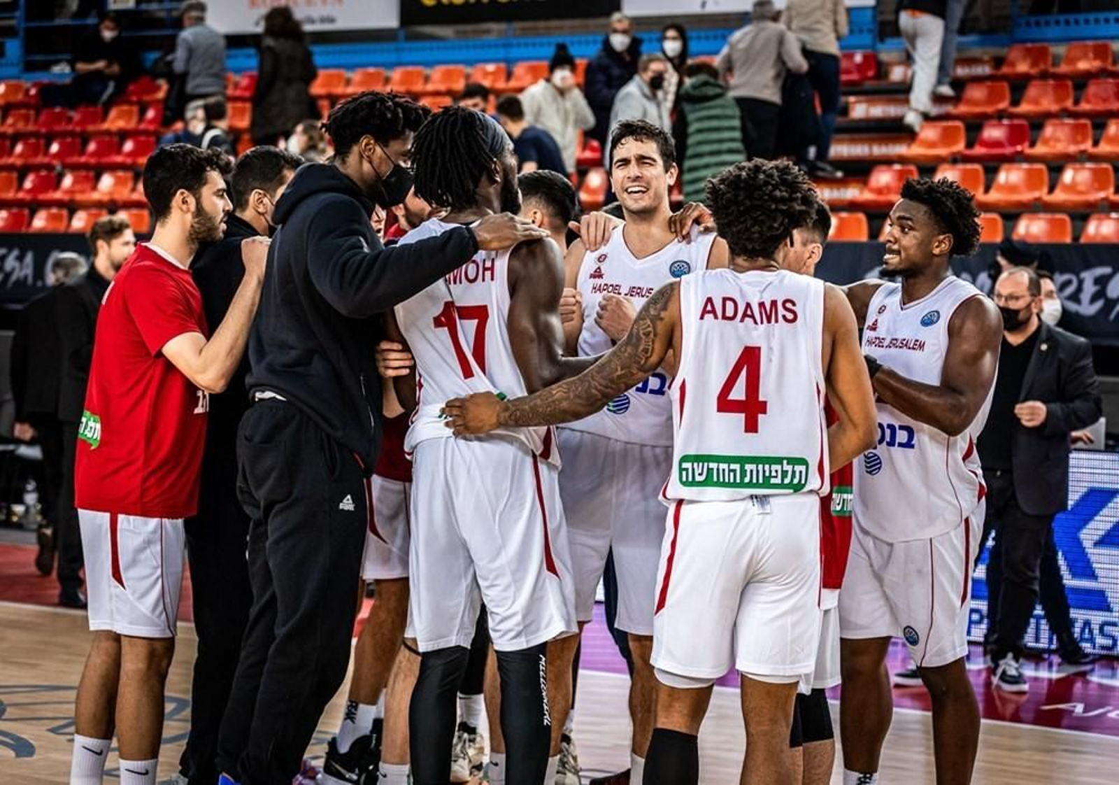 El Hapoel celebra el triunfo en el Nou Congost.