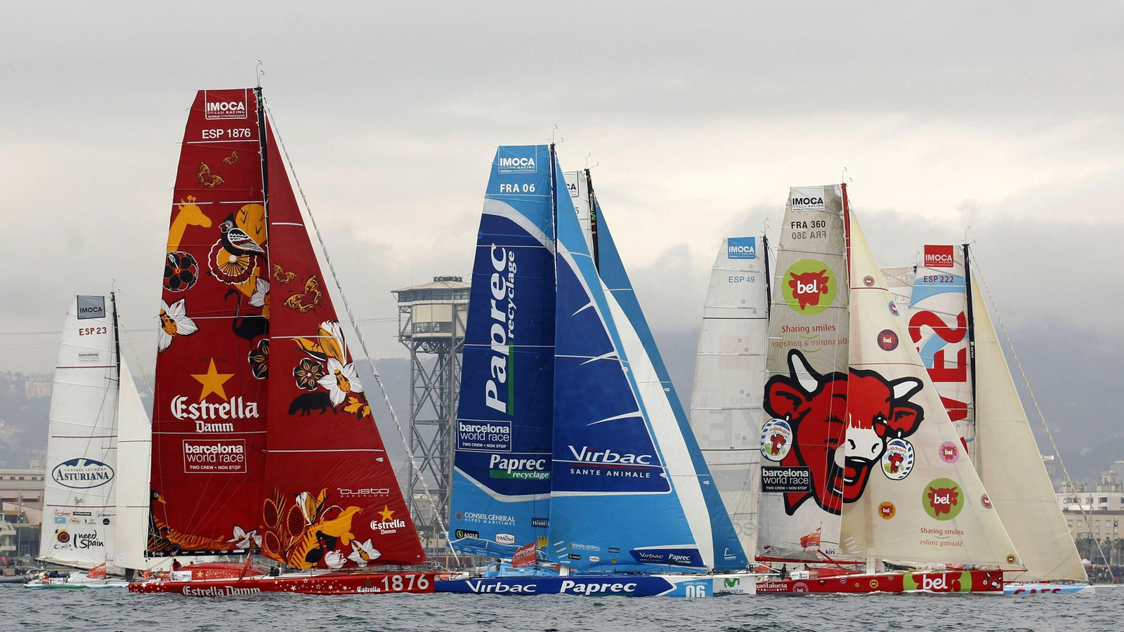 Los equipos competidores de la Barcelona World Race, en el punto de salida, frente a la costa barcelonesa.