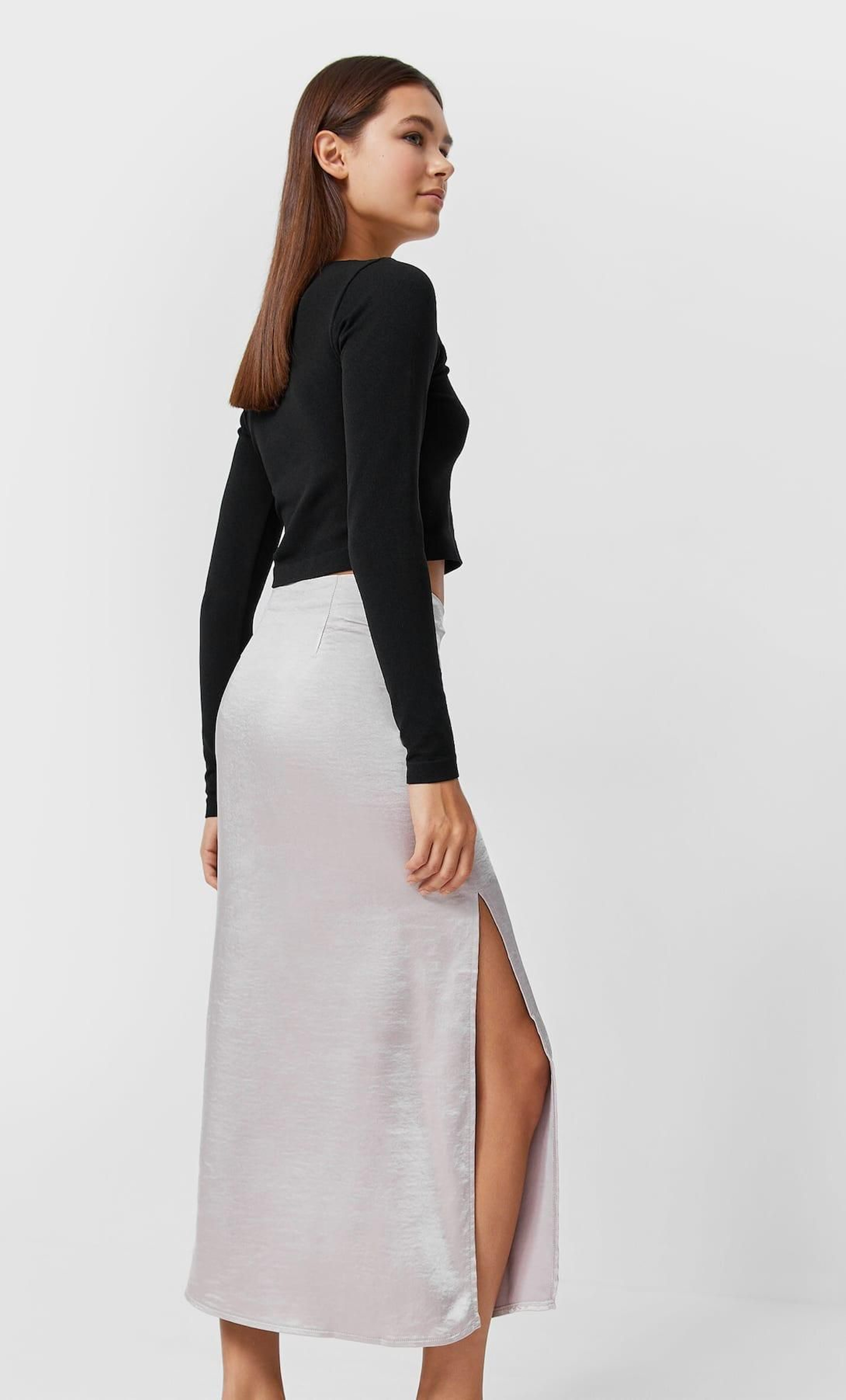 Falda satinada de Stradivarius.