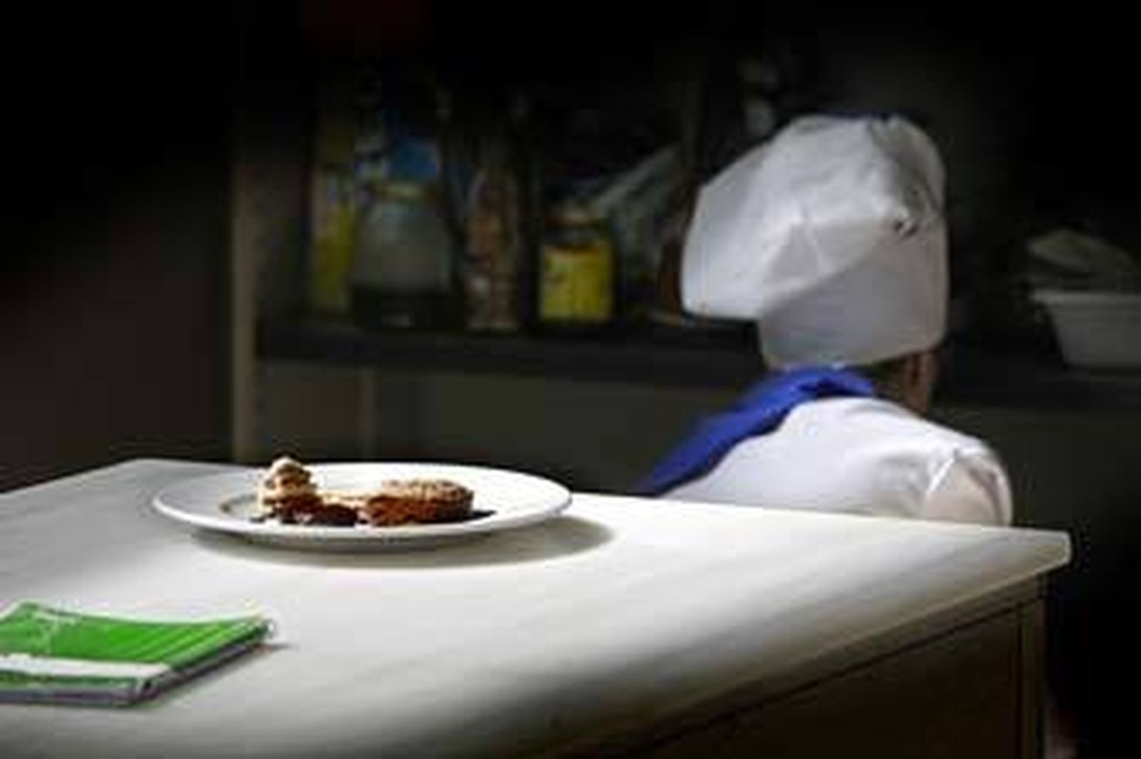 Un alumno de la escuela de Hostelería Fernando Quiñones prepara un plato. /Julio González