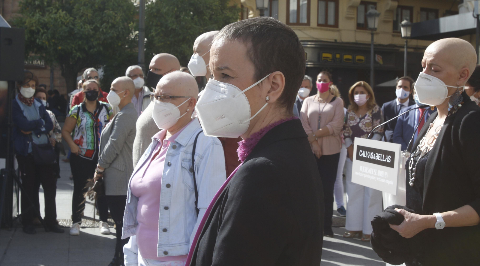 La celebración del Día Contra el Cáncer de Mama en Córdoba, en fotografías