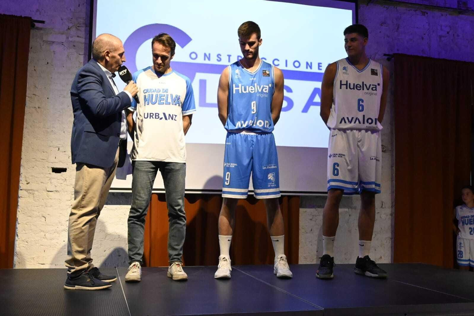Imágenes de la presentación de las equipaciones del Ciudad de Huelva para la temporada 23/24