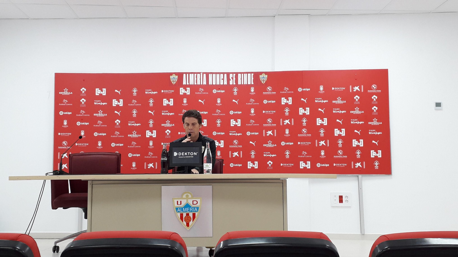 Rubi se ajusta el micrófono.