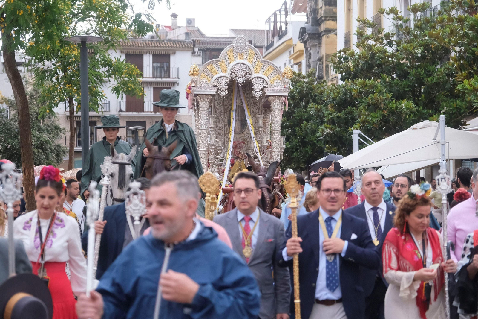 La salida bajo la lluvia de la Hermandad del Rocío de Córdoba, en imágenes
