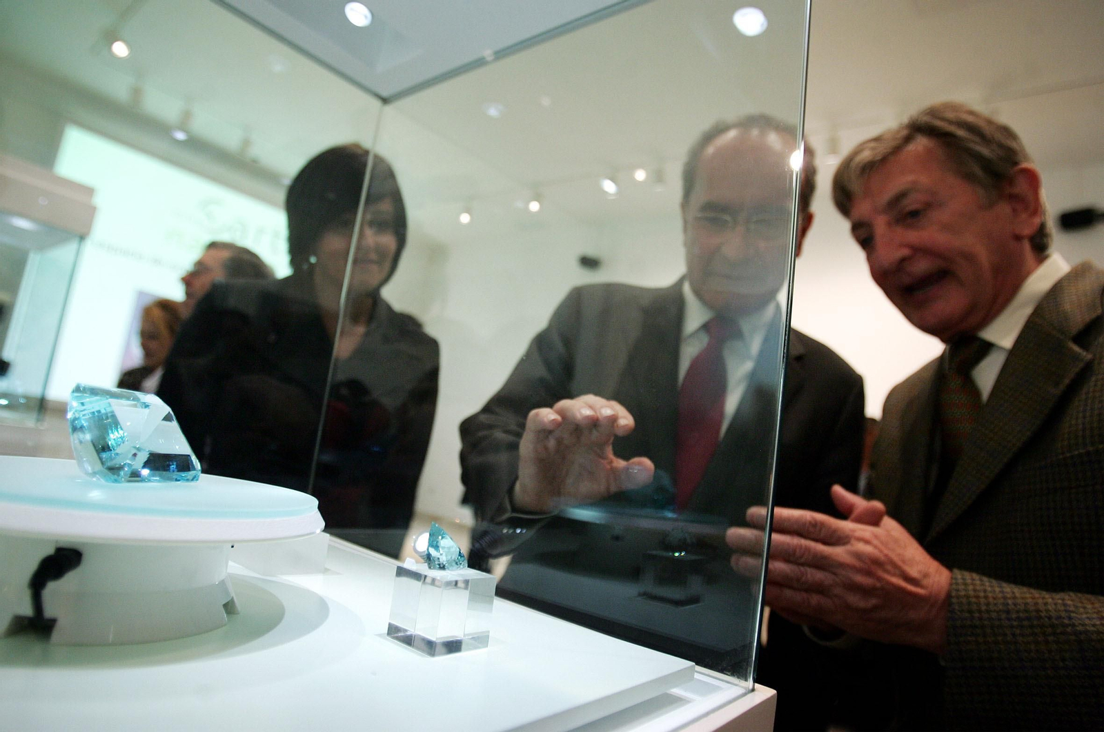 Imagen de archivo de Francisco de la Torre junto a Fulgencio Alcaraz, responsable del Museo de las Gemas.