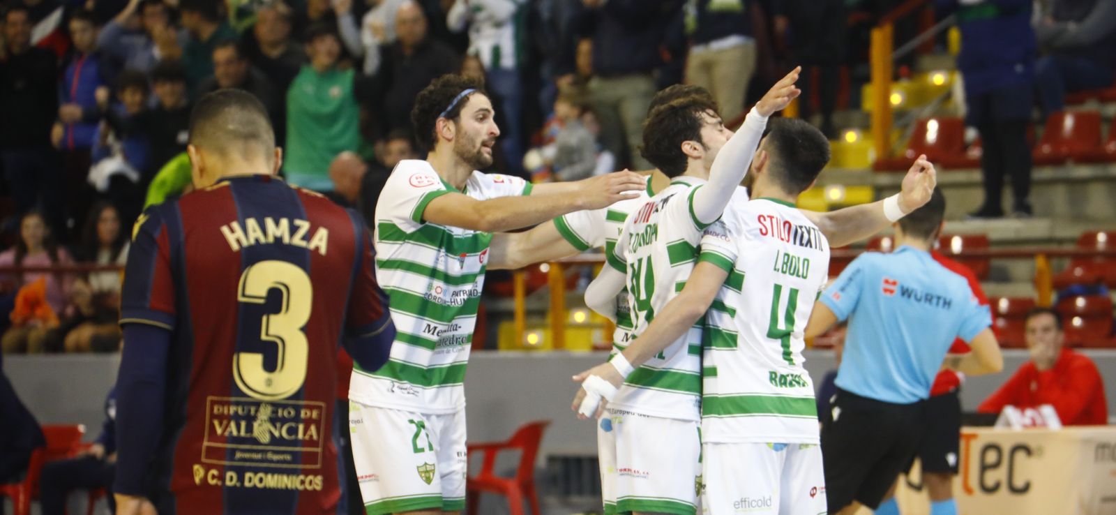 Los jugadores del Córdoba Futsal celebran un gol en Vista Alegre.