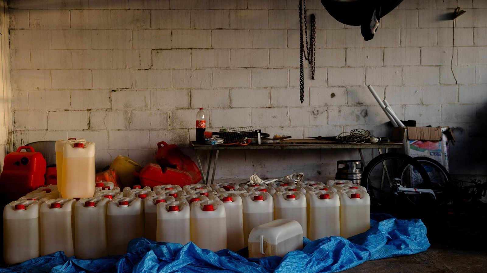 Petacas de gasolina en una finca de Puerto Real.